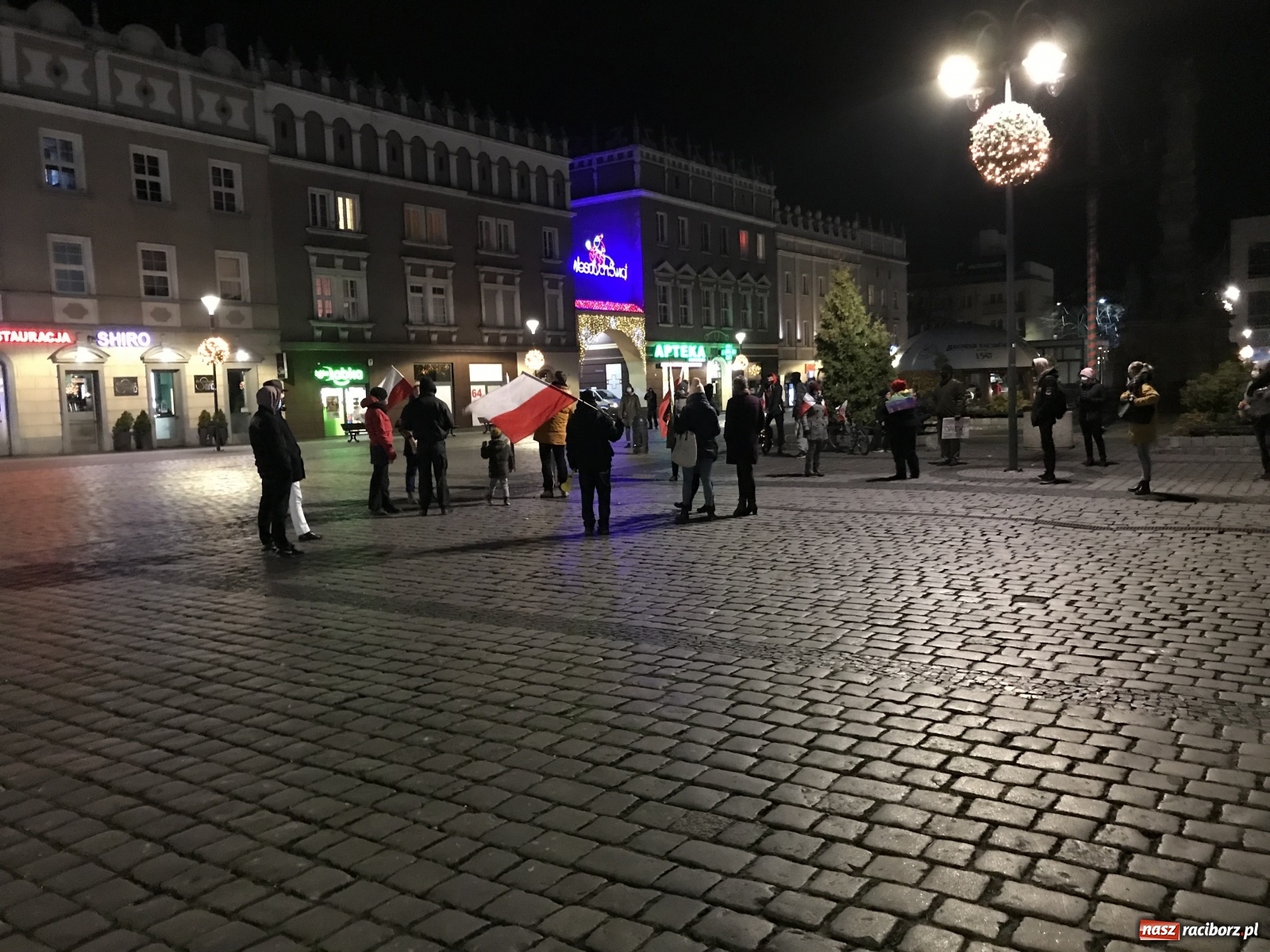 Zdjęcie w galerii na portalu naszraciborz.pl: Protest w Raciborzu. Uczestnicy spacerowali wokół skrzyżowania przy sądzie [FOTO i WIDEO] wiadomości z regionu