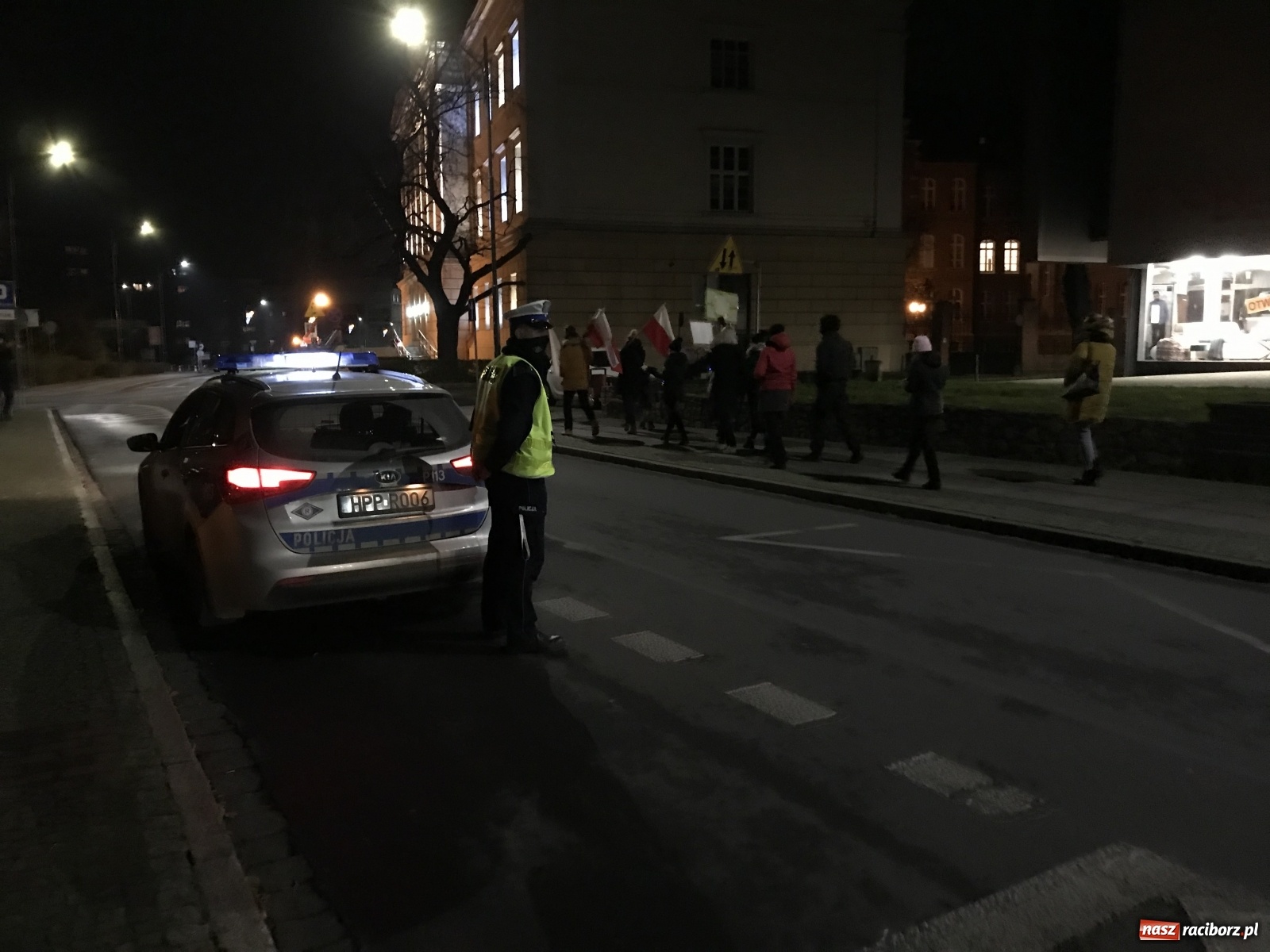 Zdjęcie w galerii na portalu naszraciborz.pl: Protest w Raciborzu. Uczestnicy spacerowali wokół skrzyżowania przy sądzie [FOTO i WIDEO] wiadomości z regionu