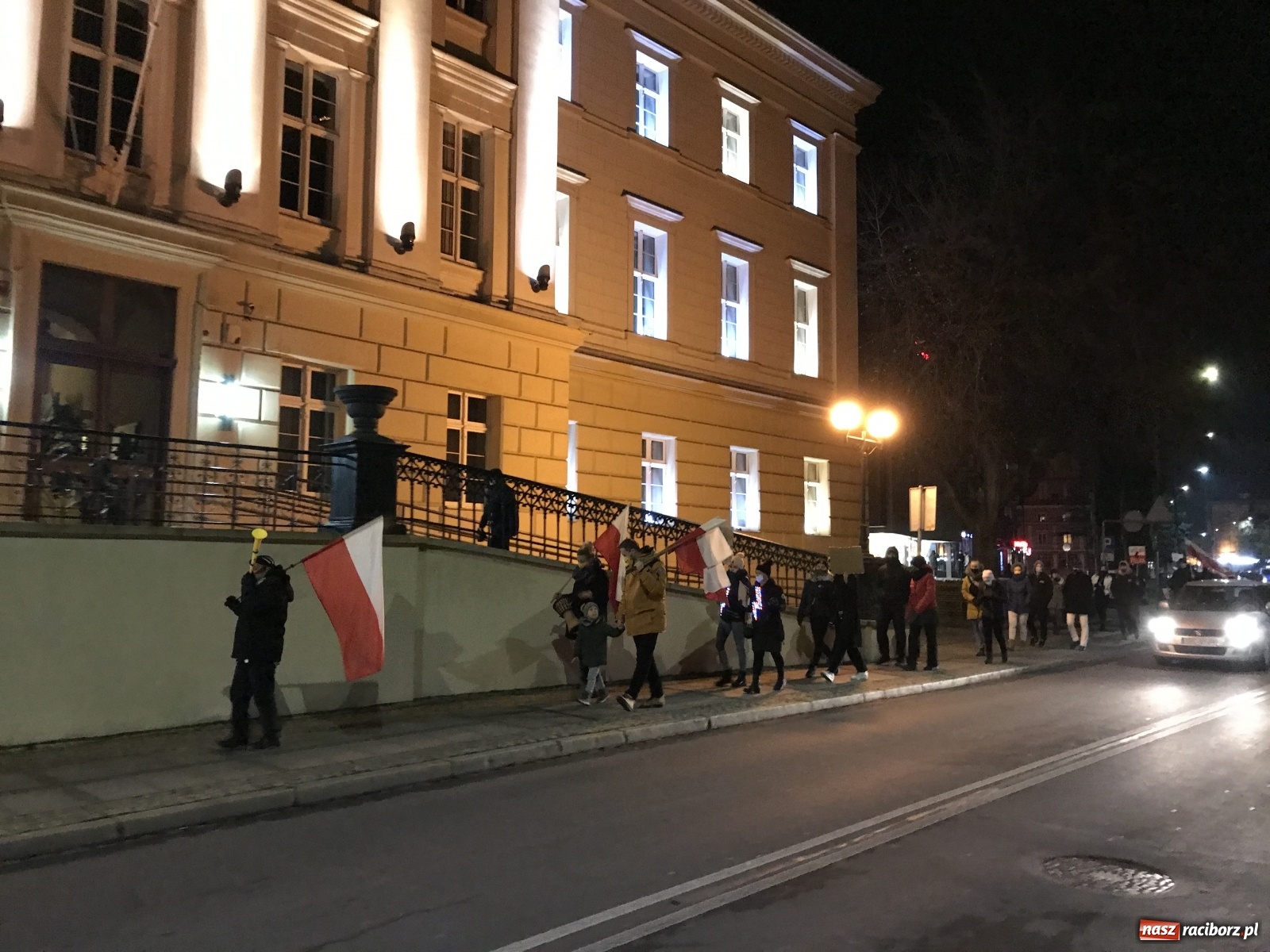 Zdjęcie w galerii na portalu naszraciborz.pl: Protest w Raciborzu. Uczestnicy spacerowali wokół skrzyżowania przy sądzie [FOTO i WIDEO] wiadomości z regionu