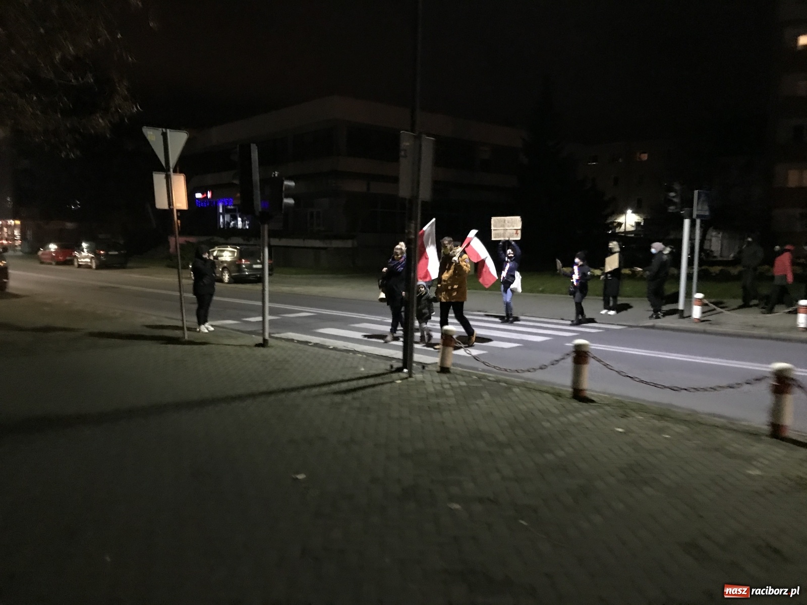 Zdjęcie w galerii na portalu naszraciborz.pl: Protest w Raciborzu. Uczestnicy spacerowali wokół skrzyżowania przy sądzie [FOTO i WIDEO] wiadomości z regionu