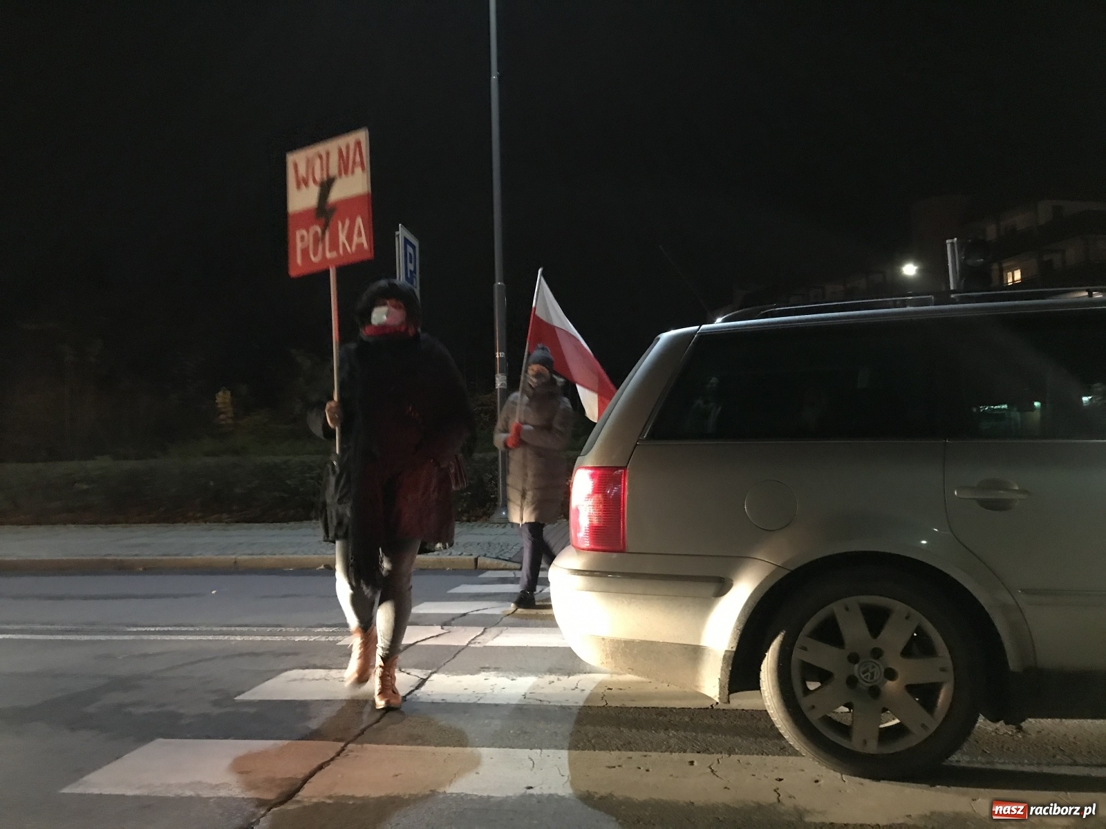 Zdjęcie w galerii na portalu naszraciborz.pl: Protest w Raciborzu. Uczestnicy spacerowali wokół skrzyżowania przy sądzie [FOTO i WIDEO] wiadomości z regionu