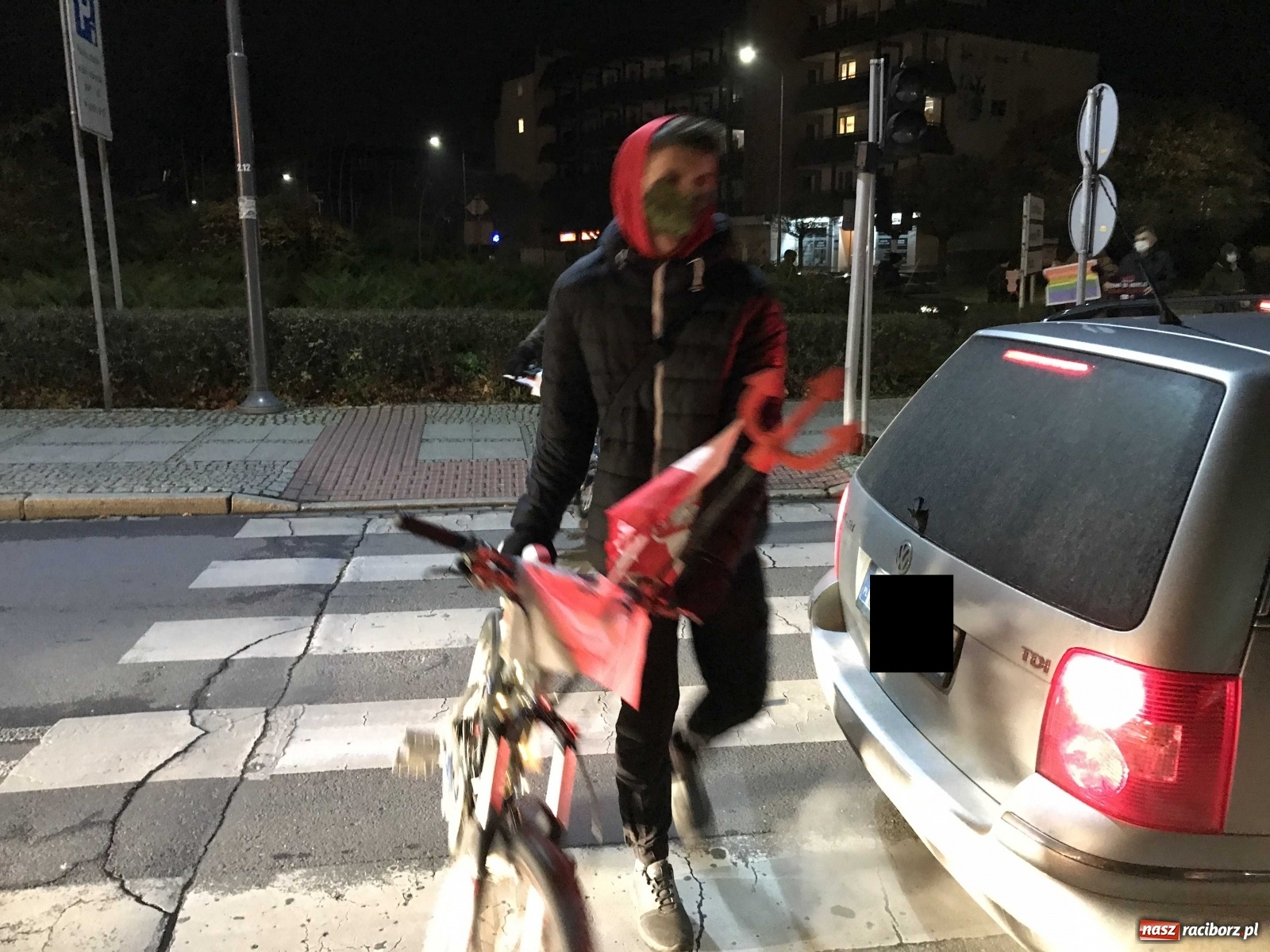 Zdjęcie w galerii na portalu naszraciborz.pl: Protest w Raciborzu. Uczestnicy spacerowali wokół skrzyżowania przy sądzie [FOTO i WIDEO] wiadomości z regionu