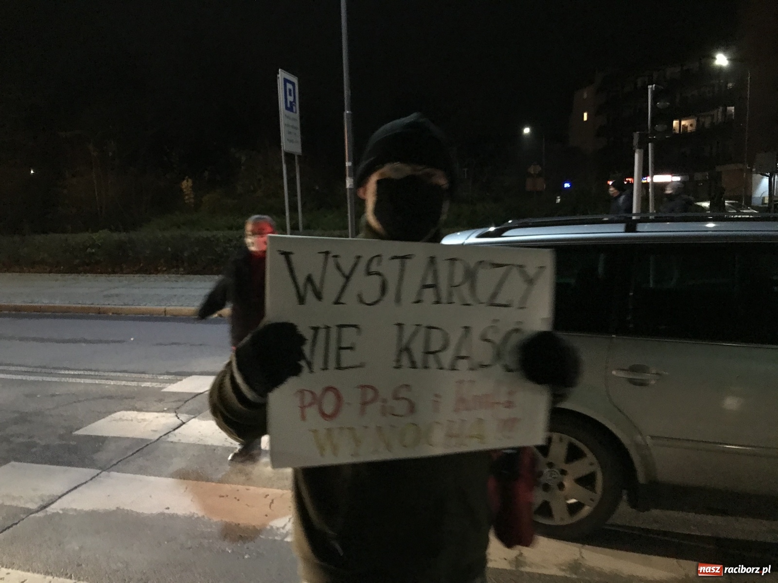 Zdjęcie w galerii na portalu naszraciborz.pl: Protest w Raciborzu. Uczestnicy spacerowali wokół skrzyżowania przy sądzie [FOTO i WIDEO] wiadomości z regionu