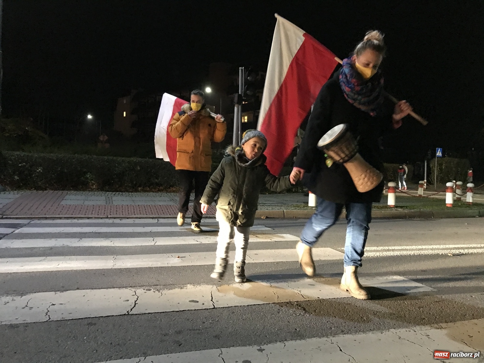 Zdjęcie w galerii na portalu naszraciborz.pl: Protest w Raciborzu. Uczestnicy spacerowali wokół skrzyżowania przy sądzie [FOTO i WIDEO] wiadomości z regionu