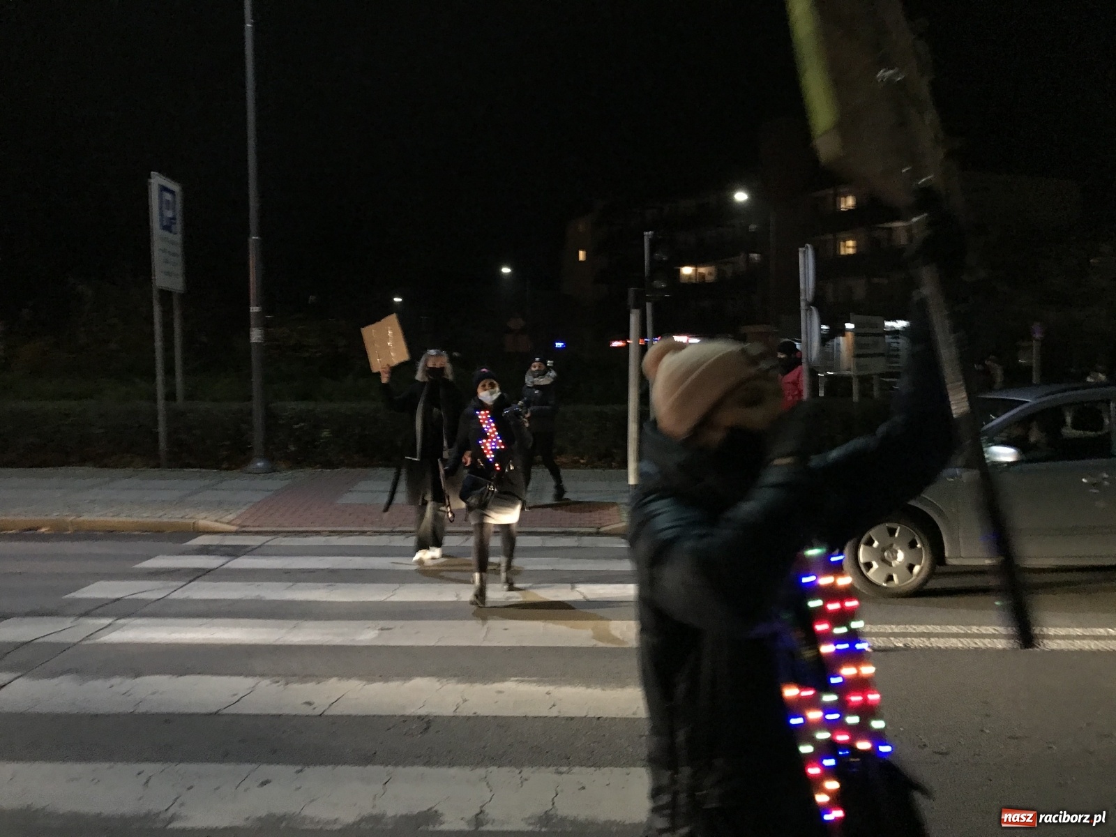 Zdjęcie w galerii na portalu naszraciborz.pl: Protest w Raciborzu. Uczestnicy spacerowali wokół skrzyżowania przy sądzie [FOTO i WIDEO] wiadomości z regionu