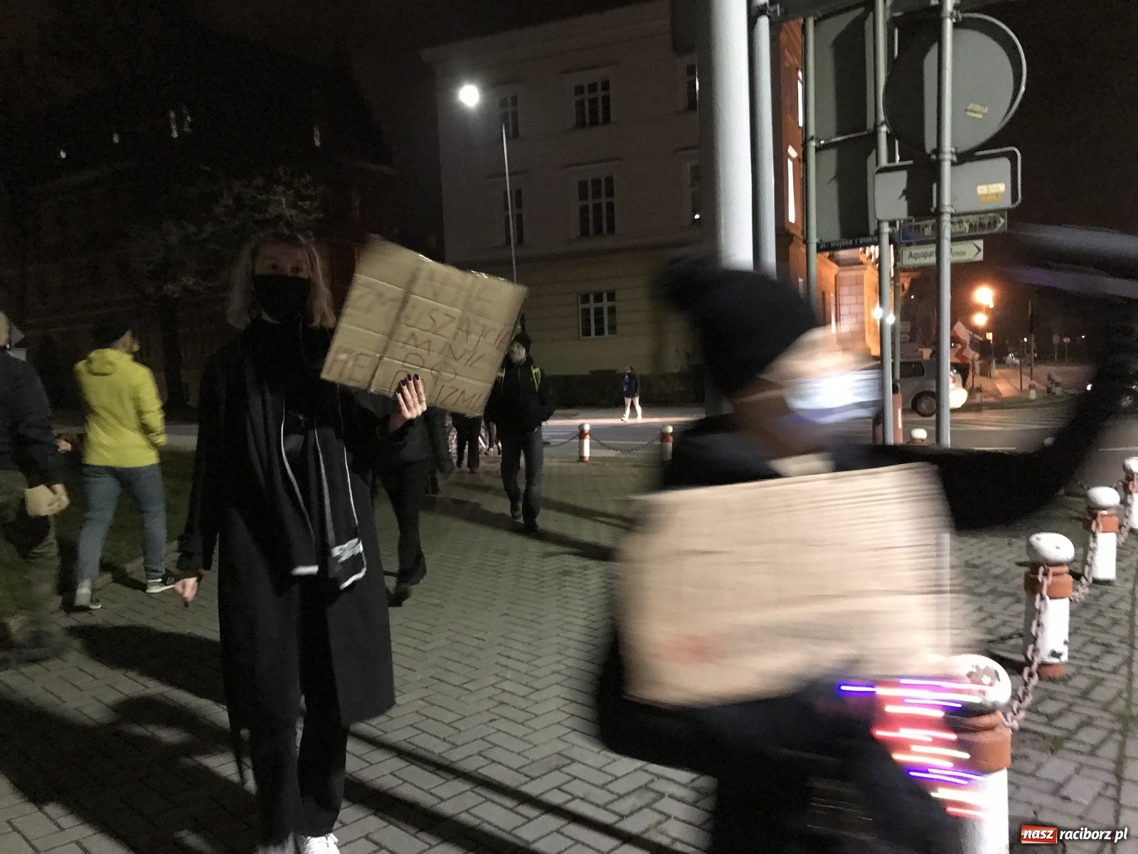 Zdjęcie w galerii na portalu naszraciborz.pl: Protest w Raciborzu. Uczestnicy spacerowali wokół skrzyżowania przy sądzie [FOTO i WIDEO] wiadomości z regionu