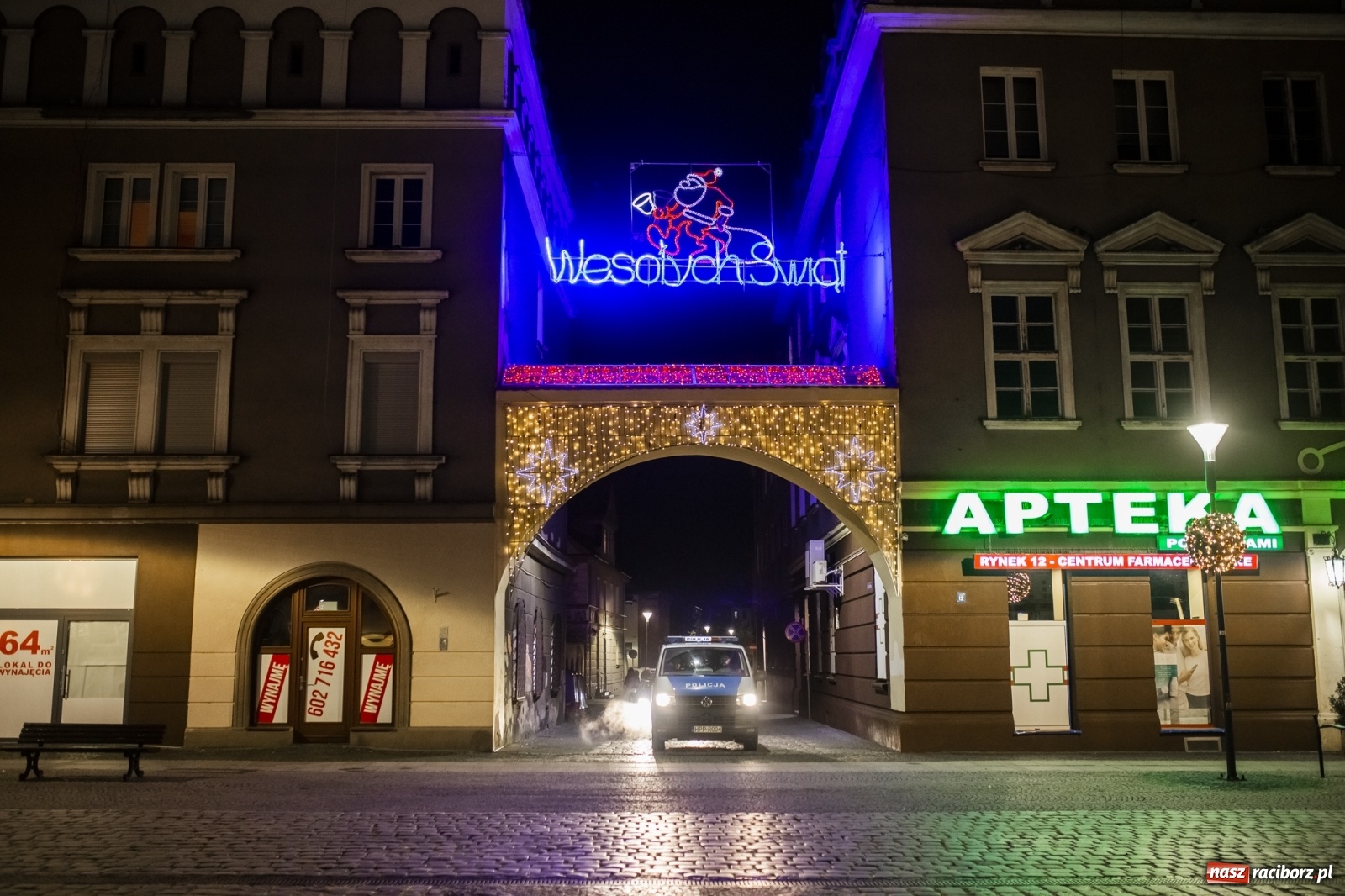 Zdjęcie w galerii na portalu naszraciborz.pl: Protest w Raciborzu. Uczestnicy spacerowali wokół skrzyżowania przy sądzie [FOTO i WIDEO] wiadomości z regionu