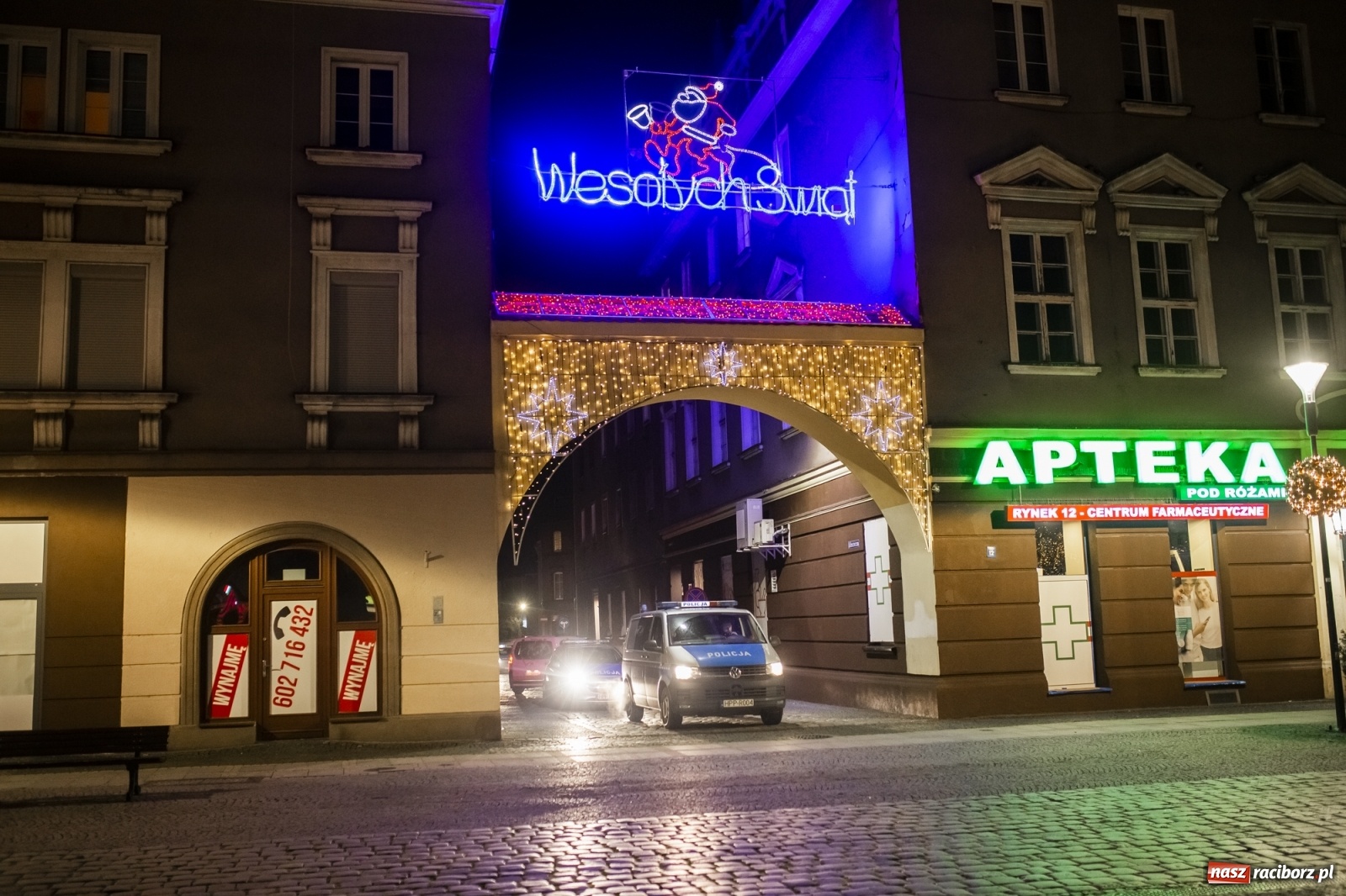 Zdjęcie w galerii na portalu naszraciborz.pl: Protest w Raciborzu. Uczestnicy spacerowali wokół skrzyżowania przy sądzie [FOTO i WIDEO] wiadomości z regionu