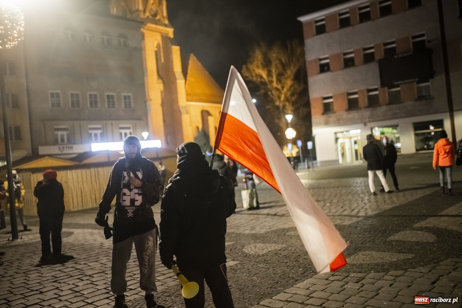 Zdjęcie w galerii na portalu naszraciborz.pl: Protest w Raciborzu. Uczestnicy spacerowali wokół skrzyżowania przy sądzie [FOTO i WIDEO] wiadomości z regionu