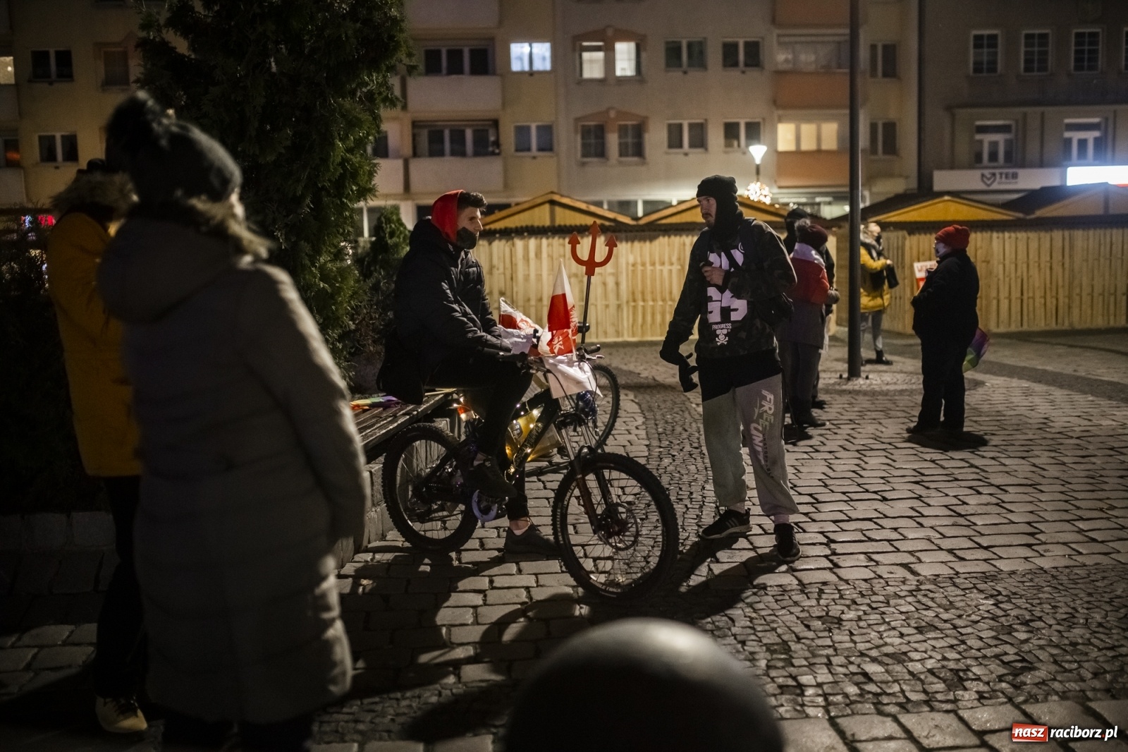 Zdjęcie w galerii na portalu naszraciborz.pl: Protest w Raciborzu. Uczestnicy spacerowali wokół skrzyżowania przy sądzie [FOTO i WIDEO] wiadomości z regionu