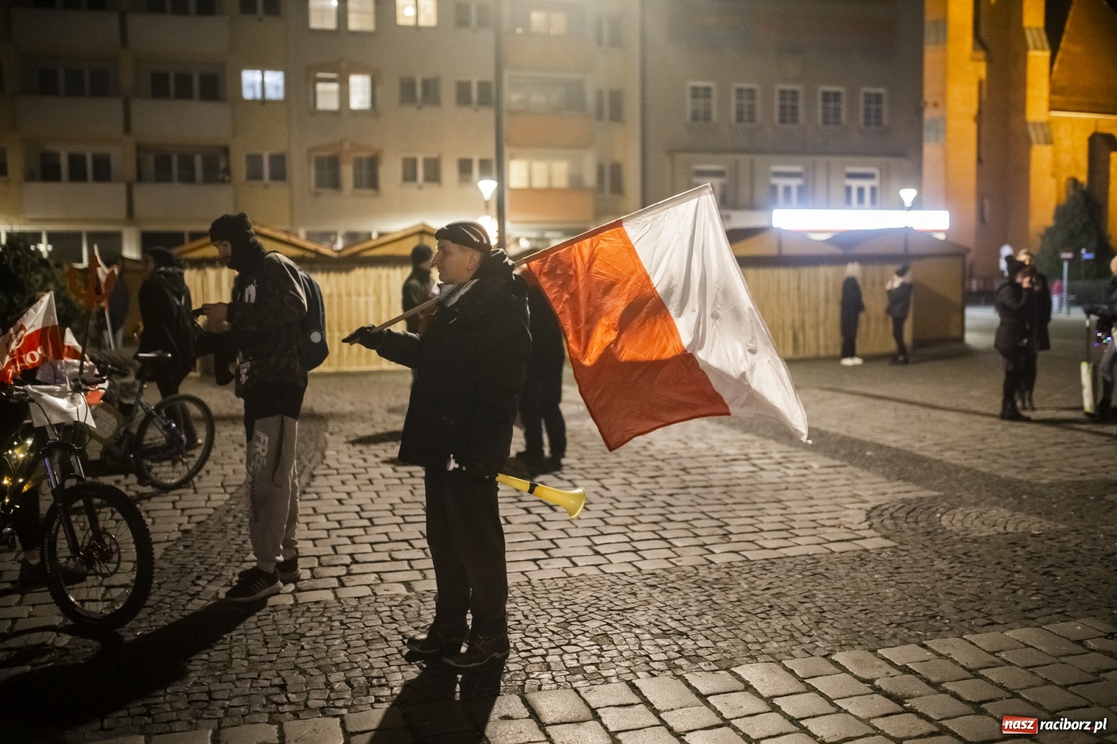 Zdjęcie w galerii na portalu naszraciborz.pl: Protest w Raciborzu. Uczestnicy spacerowali wokół skrzyżowania przy sądzie [FOTO i WIDEO] wiadomości z regionu