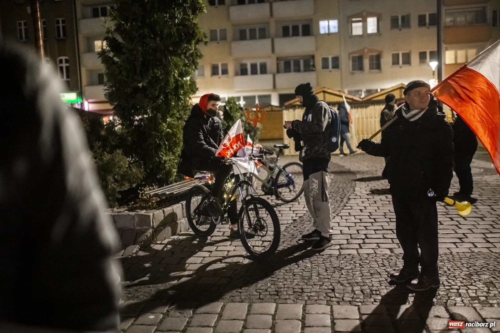 Zdjęcie w galerii na portalu naszraciborz.pl: Protest w Raciborzu. Uczestnicy spacerowali wokół skrzyżowania przy sądzie [FOTO i WIDEO] wiadomości z regionu