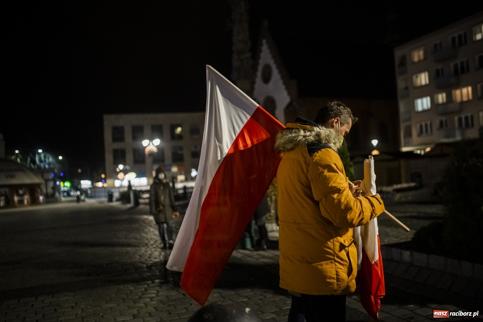 Zdjęcie w galerii na portalu naszraciborz.pl: Protest w Raciborzu. Uczestnicy spacerowali wokół skrzyżowania przy sądzie [FOTO i WIDEO] wiadomości z regionu