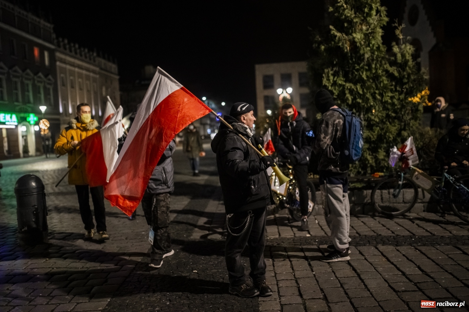 Zdjęcie w galerii na portalu naszraciborz.pl: Protest w Raciborzu. Uczestnicy spacerowali wokół skrzyżowania przy sądzie [FOTO i WIDEO] wiadomości z regionu