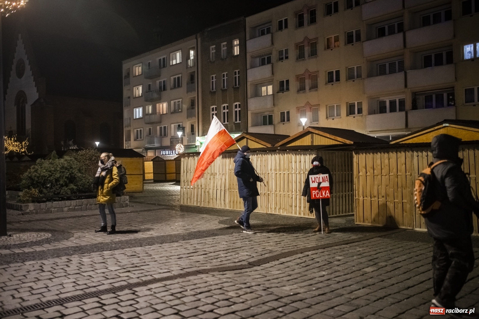 Zdjęcie w galerii na portalu naszraciborz.pl: Protest w Raciborzu. Uczestnicy spacerowali wokół skrzyżowania przy sądzie [FOTO i WIDEO] wiadomości z regionu