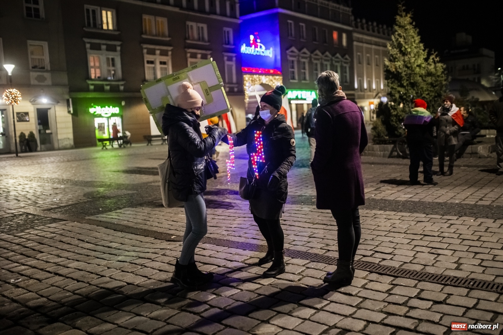 Zdjęcie w galerii na portalu naszraciborz.pl: Protest w Raciborzu. Uczestnicy spacerowali wokół skrzyżowania przy sądzie [FOTO i WIDEO] wiadomości z regionu
