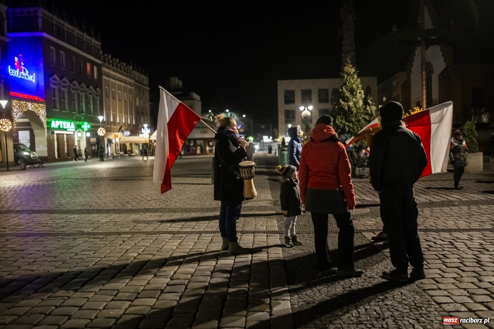 Zdjęcie w galerii na portalu naszraciborz.pl: Protest w Raciborzu. Uczestnicy spacerowali wokół skrzyżowania przy sądzie [FOTO i WIDEO] wiadomości z regionu
