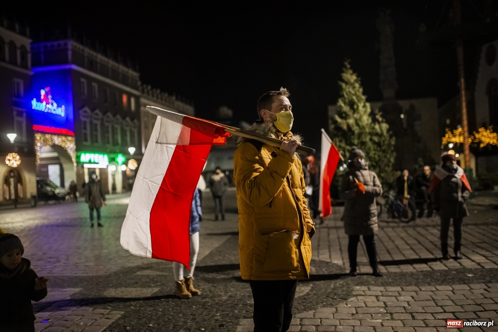 Zdjęcie w galerii na portalu naszraciborz.pl: Protest w Raciborzu. Uczestnicy spacerowali wokół skrzyżowania przy sądzie [FOTO i WIDEO] wiadomości z regionu