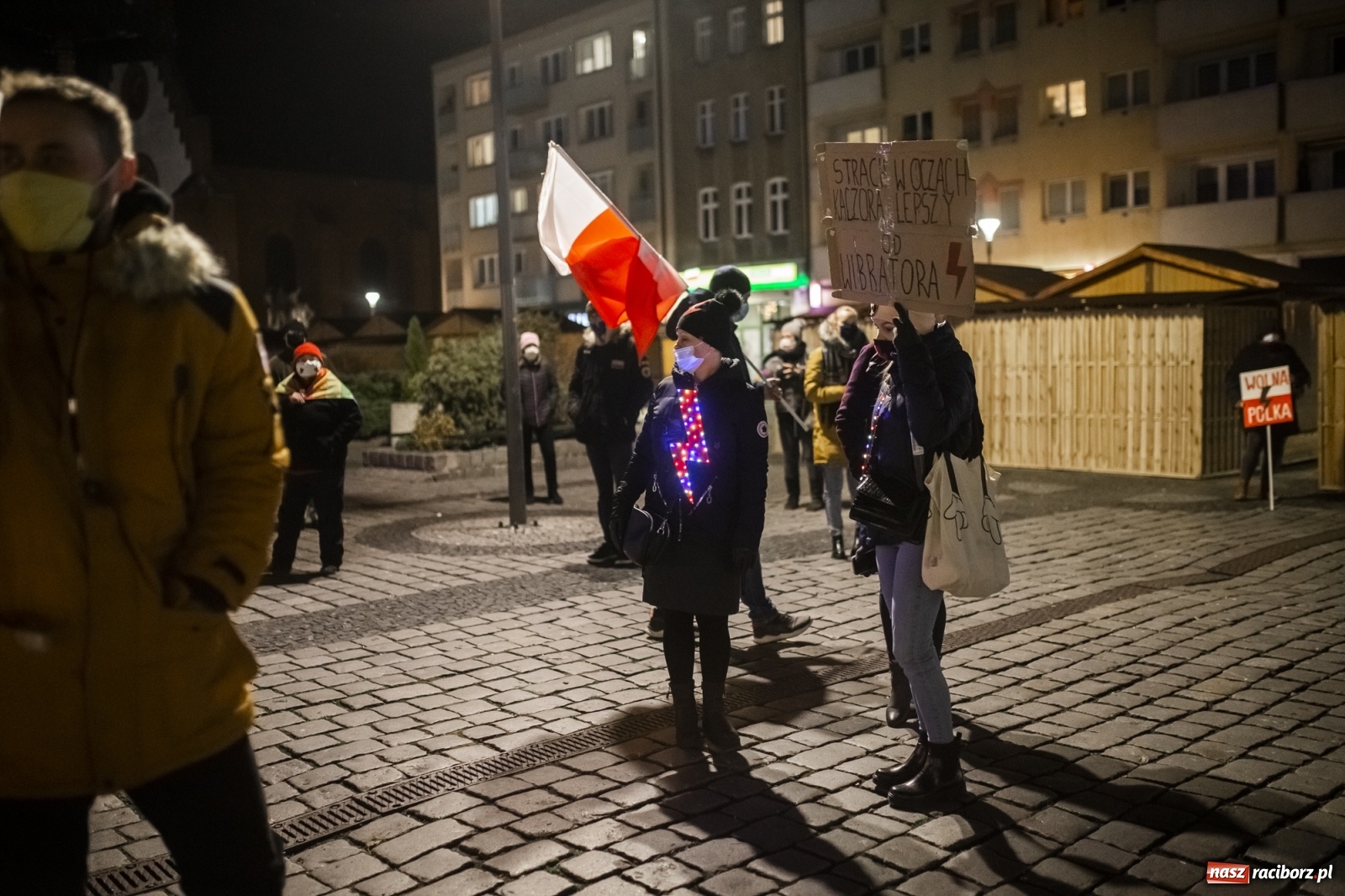 Zdjęcie w galerii na portalu naszraciborz.pl: Protest w Raciborzu. Uczestnicy spacerowali wokół skrzyżowania przy sądzie [FOTO i WIDEO] wiadomości z regionu