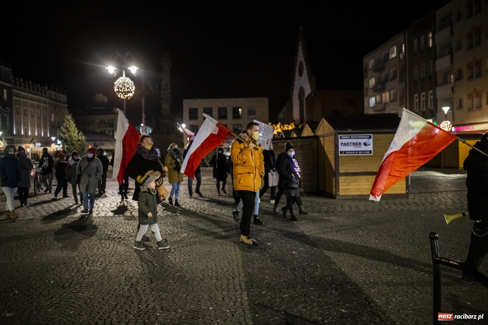 Zdjęcie w galerii na portalu naszraciborz.pl: Protest w Raciborzu. Uczestnicy spacerowali wokół skrzyżowania przy sądzie [FOTO i WIDEO] wiadomości z regionu