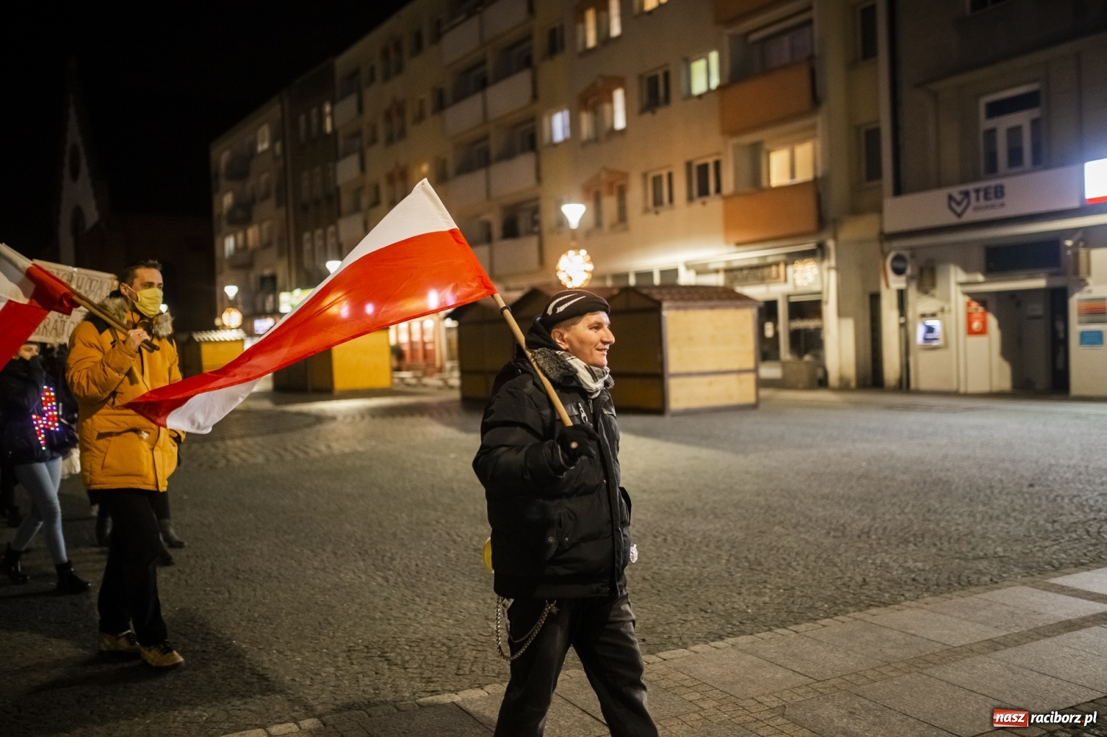 Zdjęcie w galerii na portalu naszraciborz.pl: Protest w Raciborzu. Uczestnicy spacerowali wokół skrzyżowania przy sądzie [FOTO i WIDEO] wiadomości z regionu