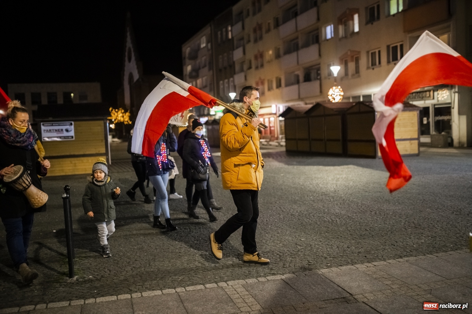 Zdjęcie w galerii na portalu naszraciborz.pl: Protest w Raciborzu. Uczestnicy spacerowali wokół skrzyżowania przy sądzie [FOTO i WIDEO] wiadomości z regionu