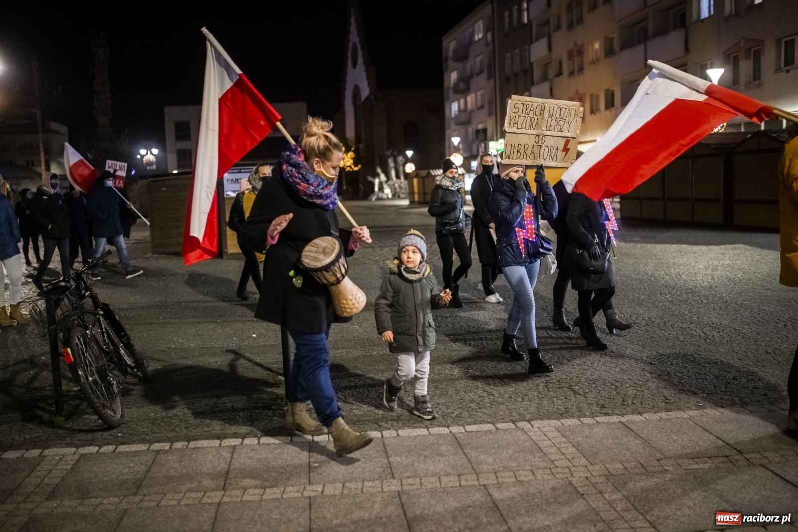 Zdjęcie w galerii na portalu naszraciborz.pl: Protest w Raciborzu. Uczestnicy spacerowali wokół skrzyżowania przy sądzie [FOTO i WIDEO] wiadomości z regionu