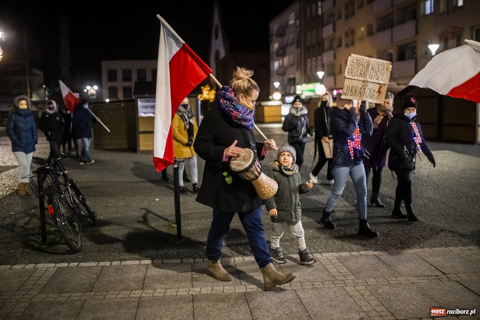 Zdjęcie w galerii na portalu naszraciborz.pl: Protest w Raciborzu. Uczestnicy spacerowali wokół skrzyżowania przy sądzie [FOTO i WIDEO] wiadomości z regionu