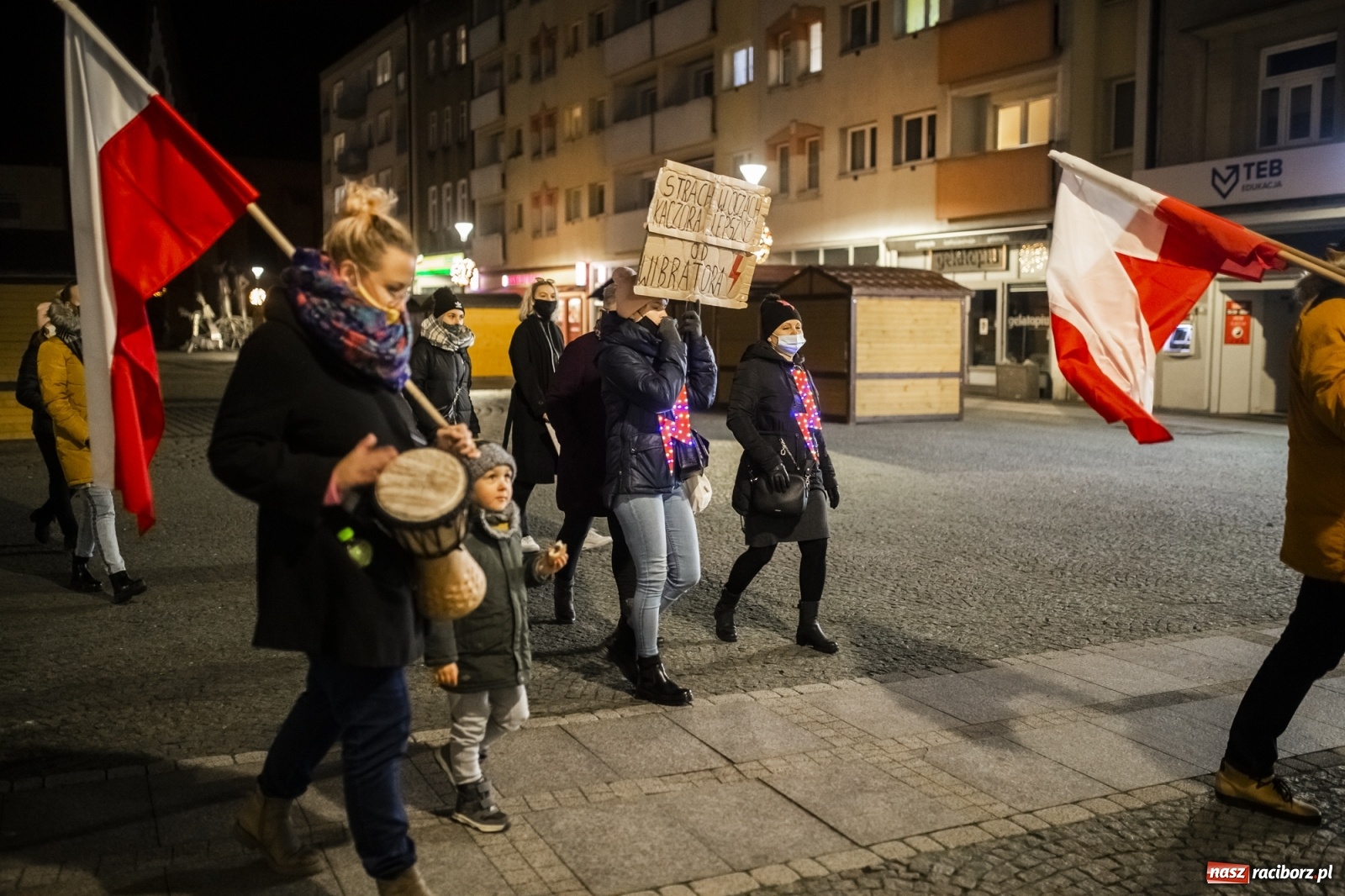 Zdjęcie w galerii na portalu naszraciborz.pl: Protest w Raciborzu. Uczestnicy spacerowali wokół skrzyżowania przy sądzie [FOTO i WIDEO] wiadomości z regionu