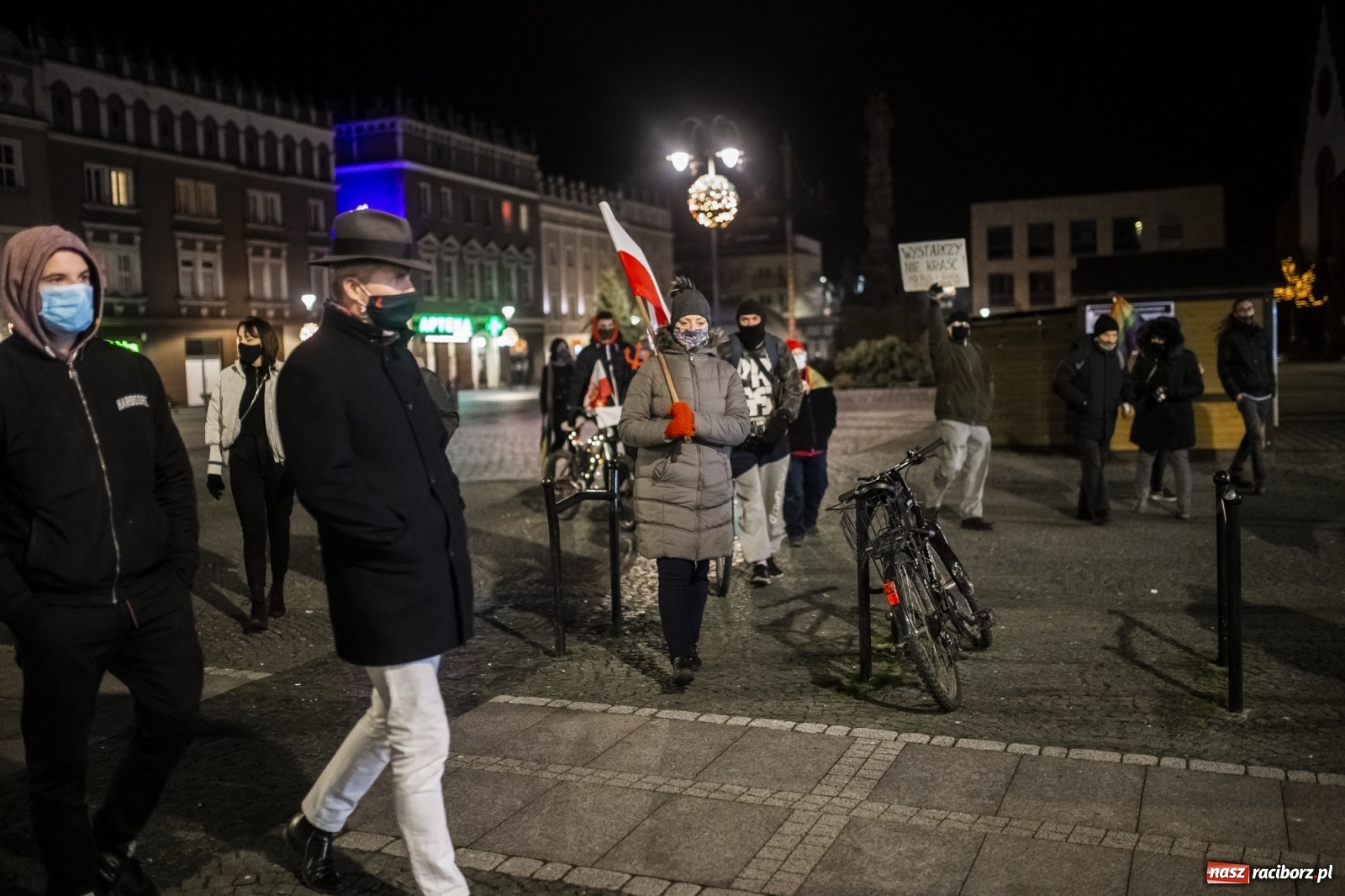 Zdjęcie w galerii na portalu naszraciborz.pl: Protest w Raciborzu. Uczestnicy spacerowali wokół skrzyżowania przy sądzie [FOTO i WIDEO] wiadomości z regionu