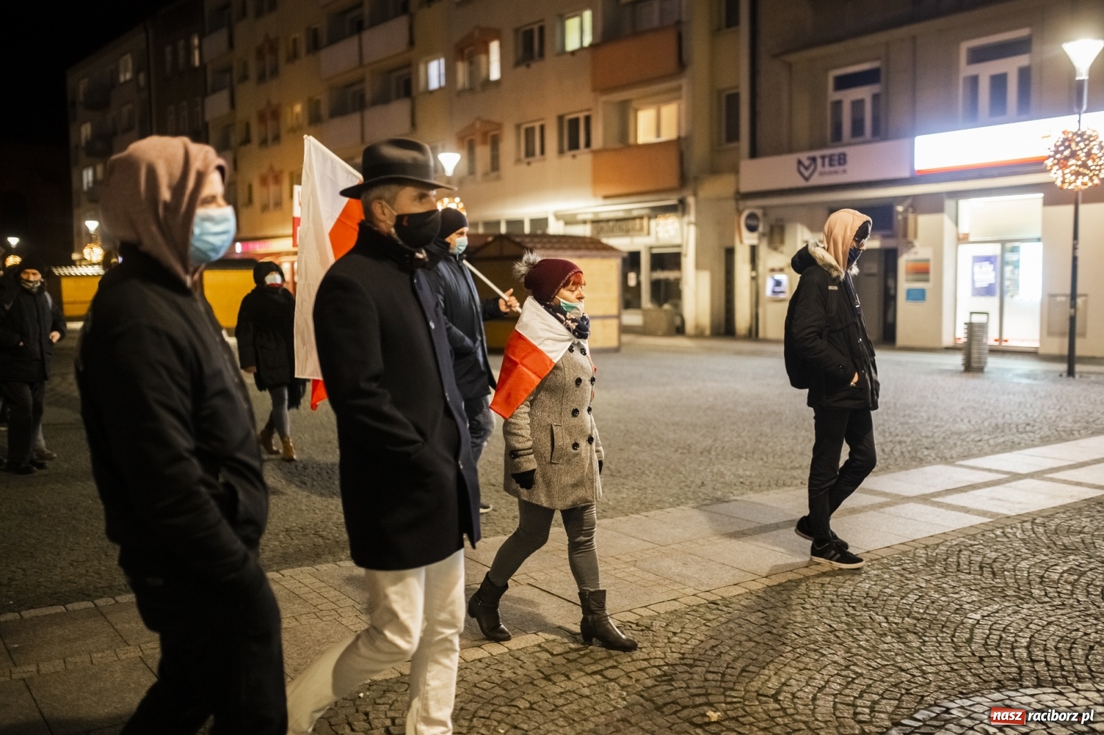 Zdjęcie w galerii na portalu naszraciborz.pl: Protest w Raciborzu. Uczestnicy spacerowali wokół skrzyżowania przy sądzie [FOTO i WIDEO] wiadomości z regionu