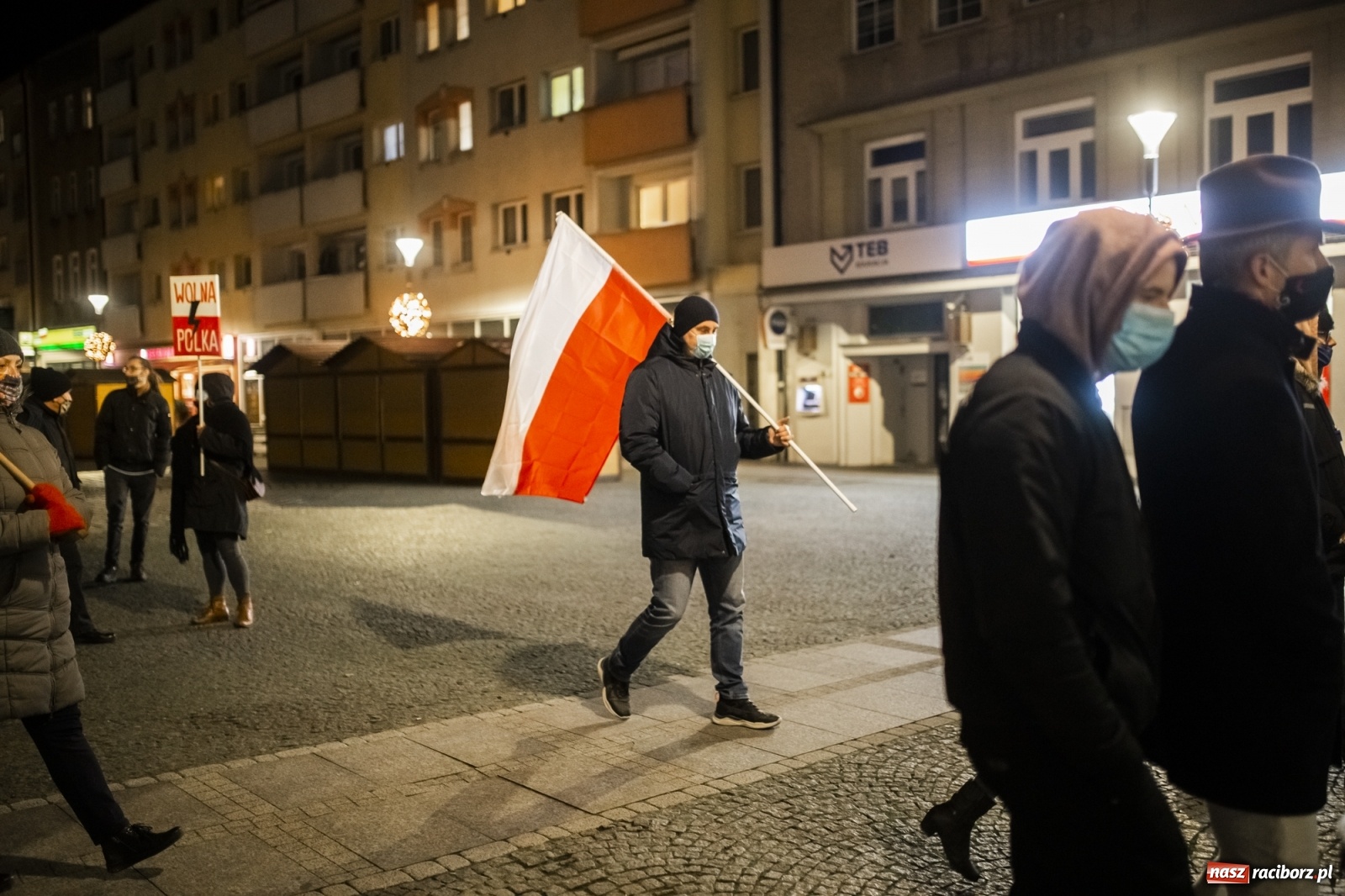 Zdjęcie w galerii na portalu naszraciborz.pl: Protest w Raciborzu. Uczestnicy spacerowali wokół skrzyżowania przy sądzie [FOTO i WIDEO] wiadomości z regionu