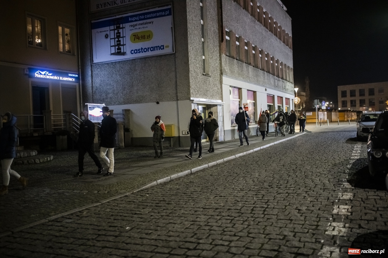 Zdjęcie w galerii na portalu naszraciborz.pl: Protest w Raciborzu. Uczestnicy spacerowali wokół skrzyżowania przy sądzie [FOTO i WIDEO] wiadomości z regionu