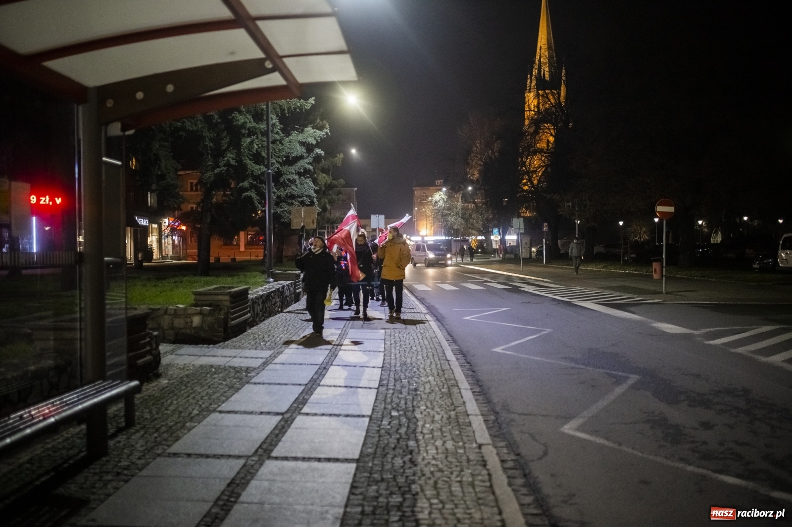 Zdjęcie w galerii na portalu naszraciborz.pl: Protest w Raciborzu. Uczestnicy spacerowali wokół skrzyżowania przy sądzie [FOTO i WIDEO] wiadomości z regionu