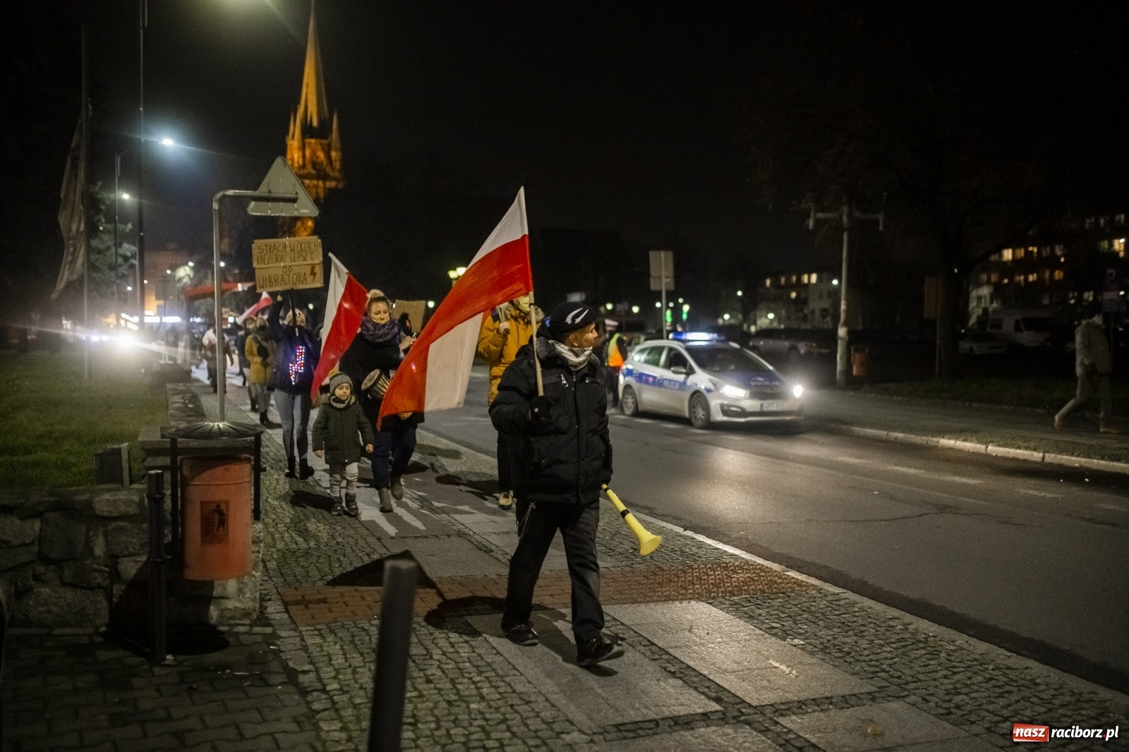 Zdjęcie w galerii na portalu naszraciborz.pl: Protest w Raciborzu. Uczestnicy spacerowali wokół skrzyżowania przy sądzie [FOTO i WIDEO] wiadomości z regionu