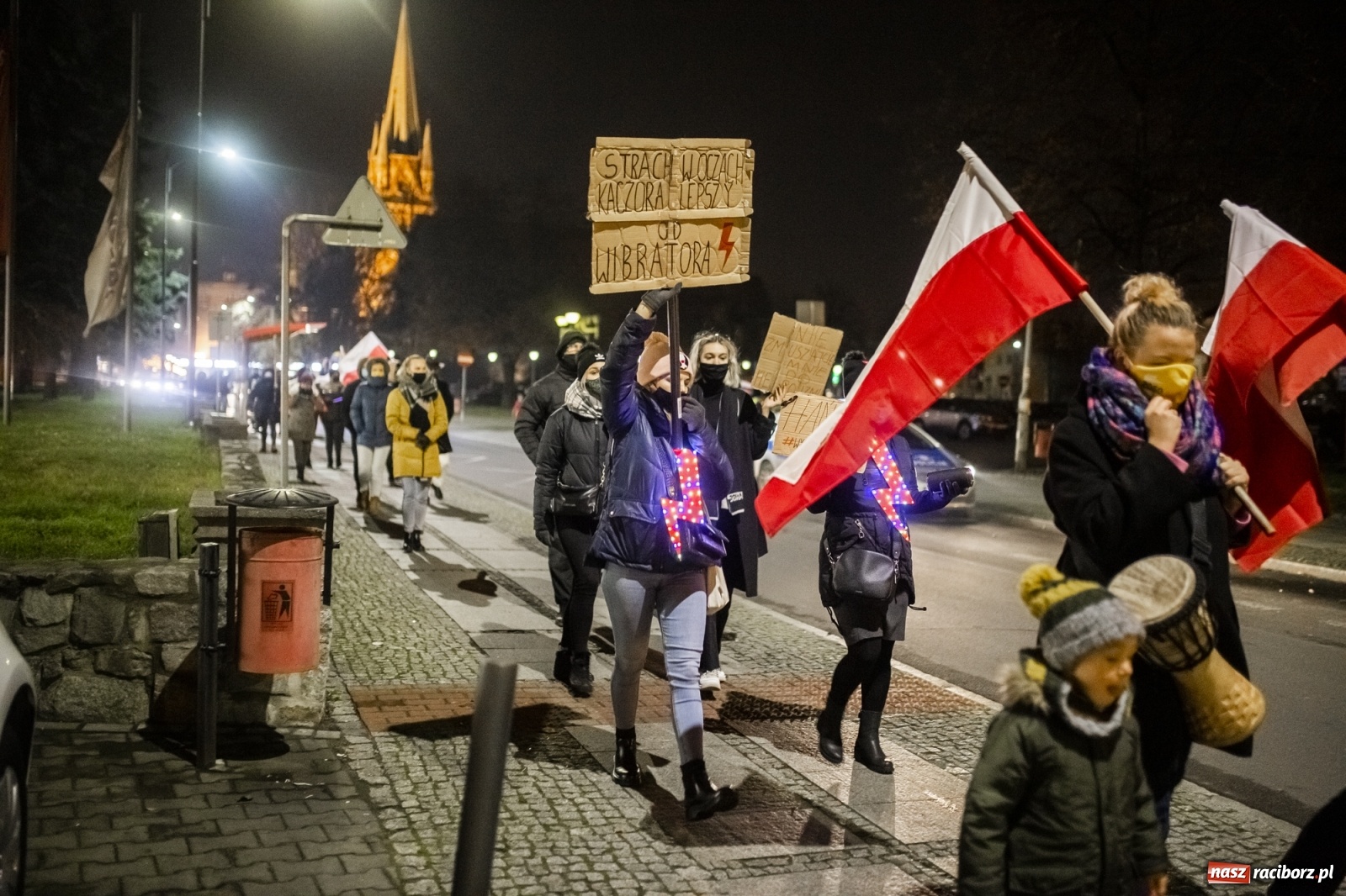 Zdjęcie w galerii na portalu naszraciborz.pl: Protest w Raciborzu. Uczestnicy spacerowali wokół skrzyżowania przy sądzie [FOTO i WIDEO] wiadomości z regionu