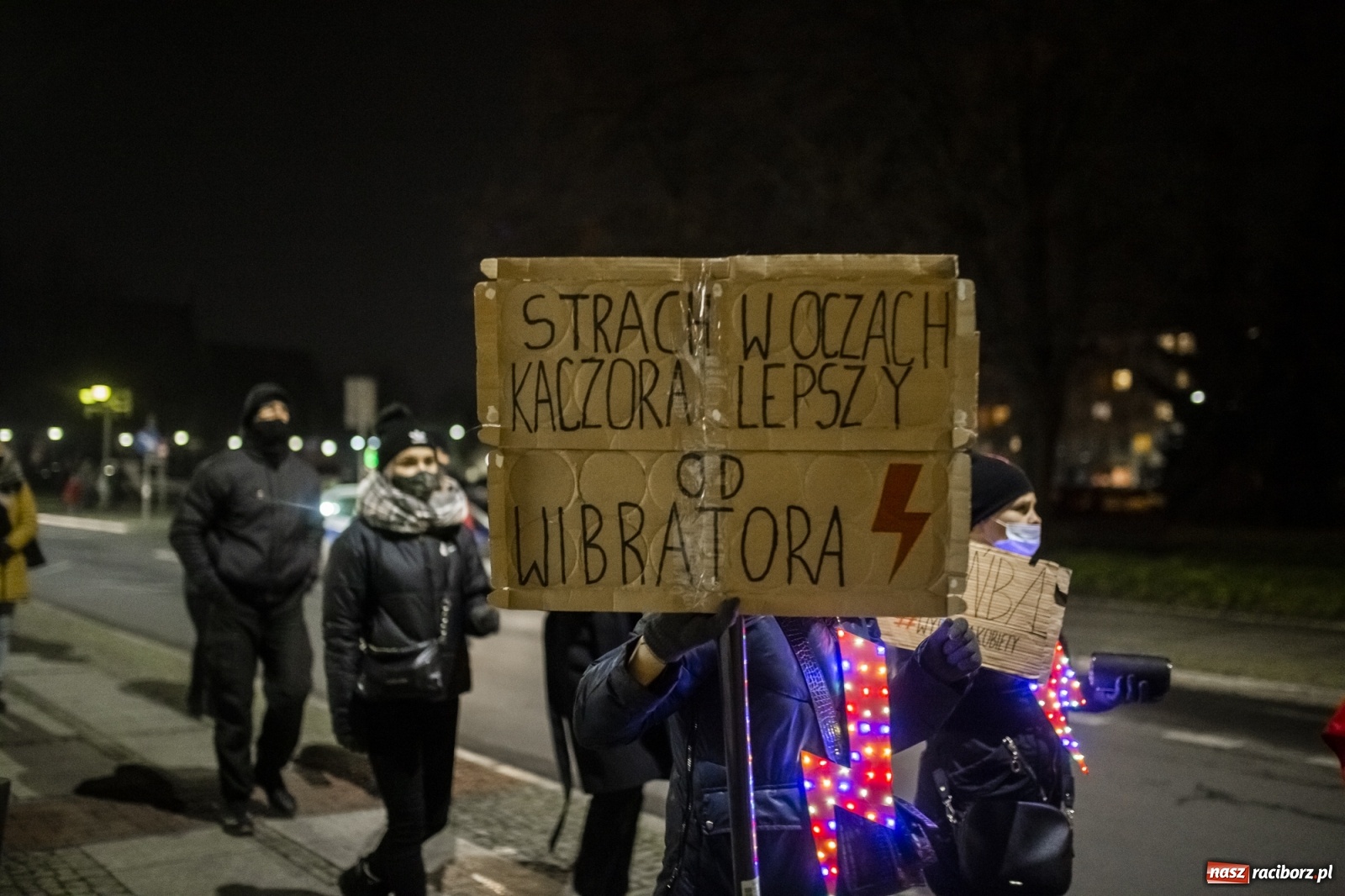 Zdjęcie w galerii na portalu naszraciborz.pl: Protest w Raciborzu. Uczestnicy spacerowali wokół skrzyżowania przy sądzie [FOTO i WIDEO] wiadomości z regionu