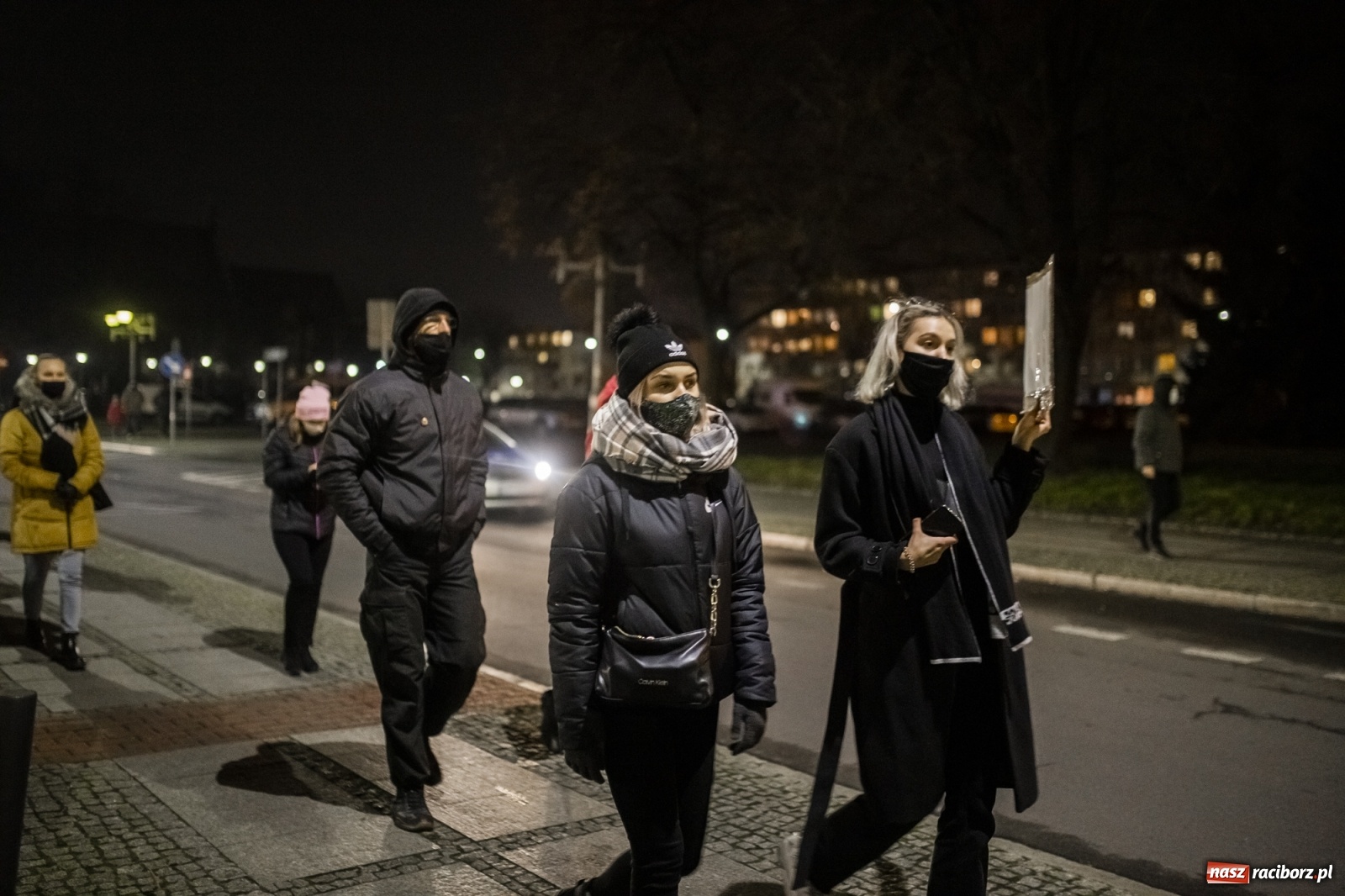 Zdjęcie w galerii na portalu naszraciborz.pl: Protest w Raciborzu. Uczestnicy spacerowali wokół skrzyżowania przy sądzie [FOTO i WIDEO] wiadomości z regionu