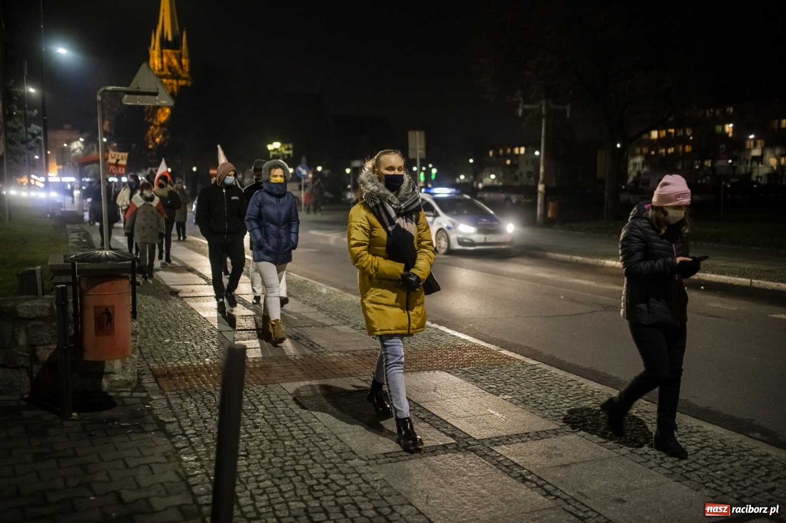 Zdjęcie w galerii na portalu naszraciborz.pl: Protest w Raciborzu. Uczestnicy spacerowali wokół skrzyżowania przy sądzie [FOTO i WIDEO] wiadomości z regionu