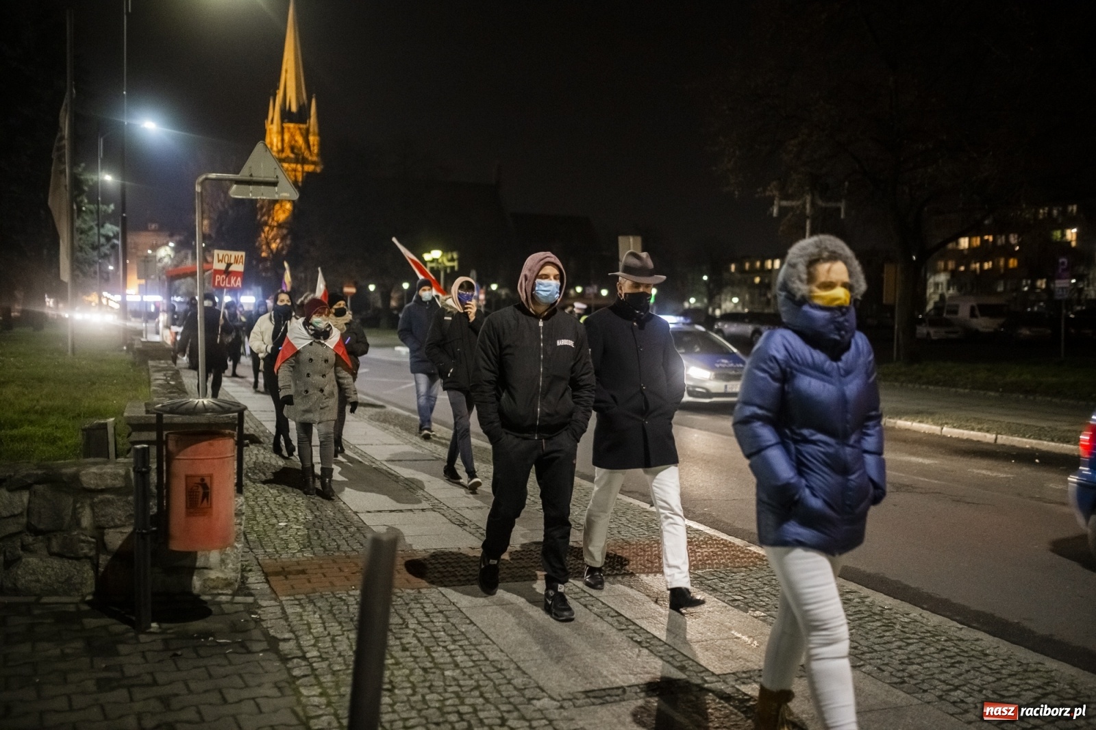 Zdjęcie w galerii na portalu naszraciborz.pl: Protest w Raciborzu. Uczestnicy spacerowali wokół skrzyżowania przy sądzie [FOTO i WIDEO] wiadomości z regionu