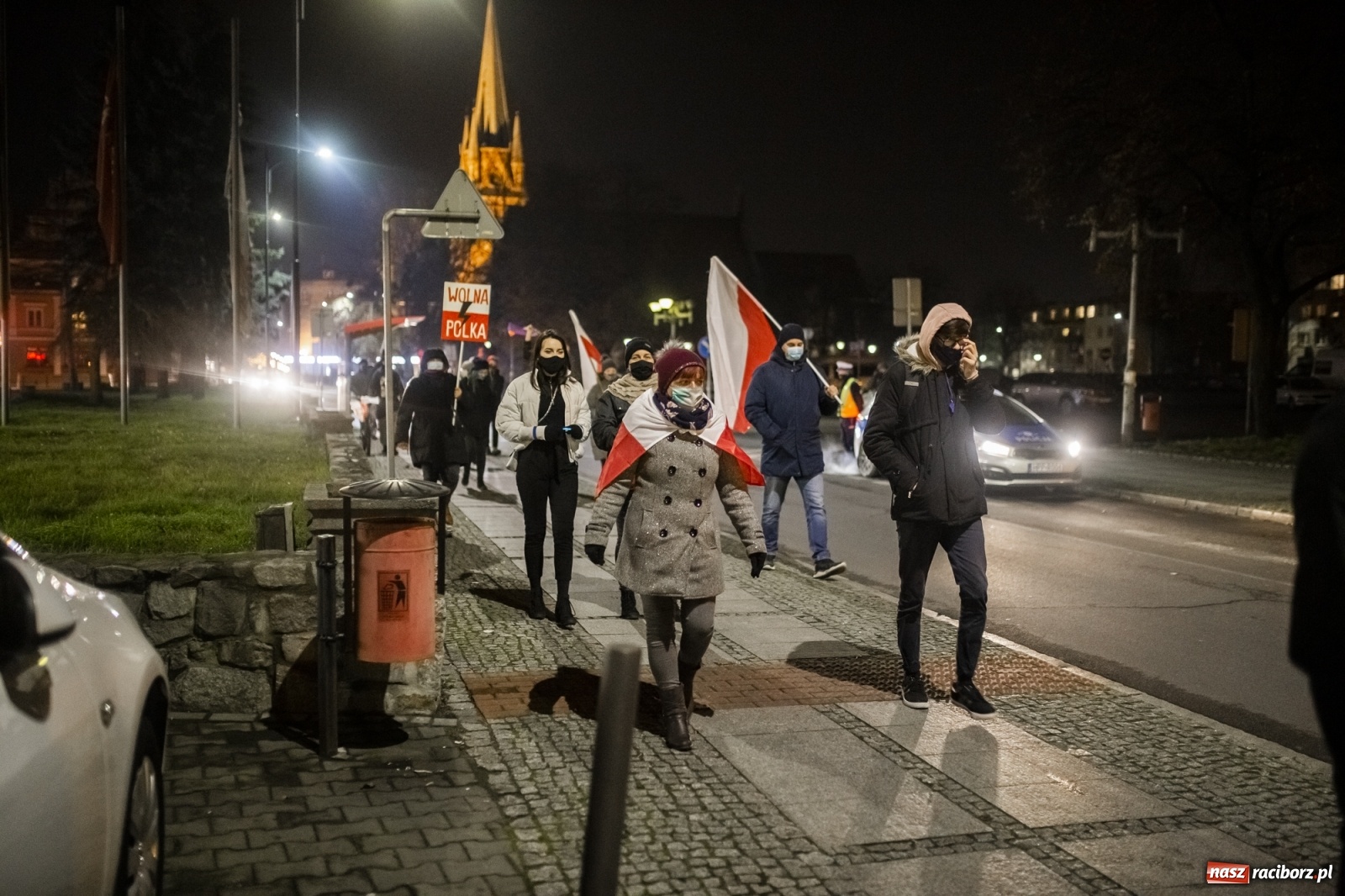 Zdjęcie w galerii na portalu naszraciborz.pl: Protest w Raciborzu. Uczestnicy spacerowali wokół skrzyżowania przy sądzie [FOTO i WIDEO] wiadomości z regionu