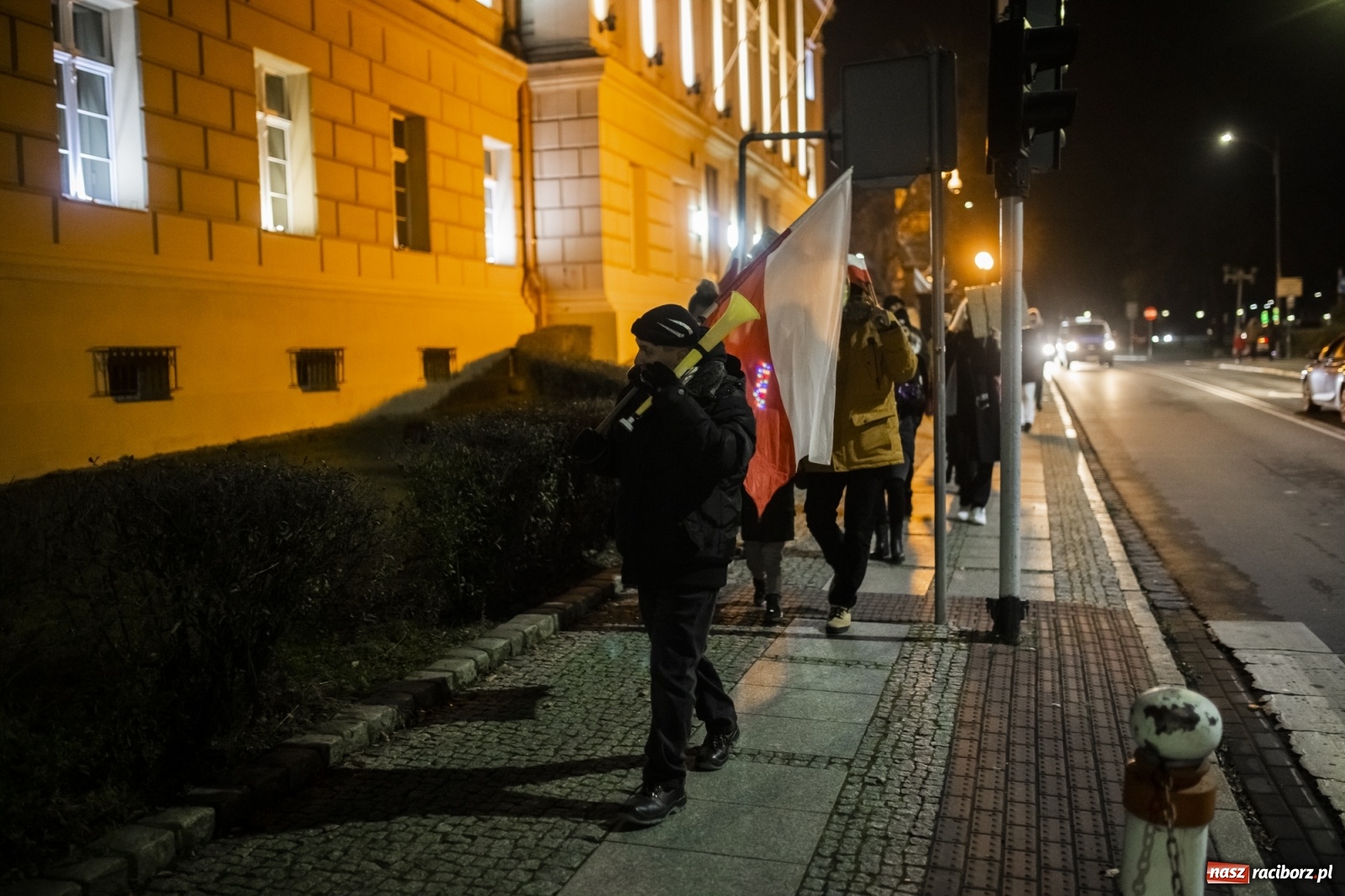 Zdjęcie w galerii na portalu naszraciborz.pl: Protest w Raciborzu. Uczestnicy spacerowali wokół skrzyżowania przy sądzie [FOTO i WIDEO] wiadomości z regionu