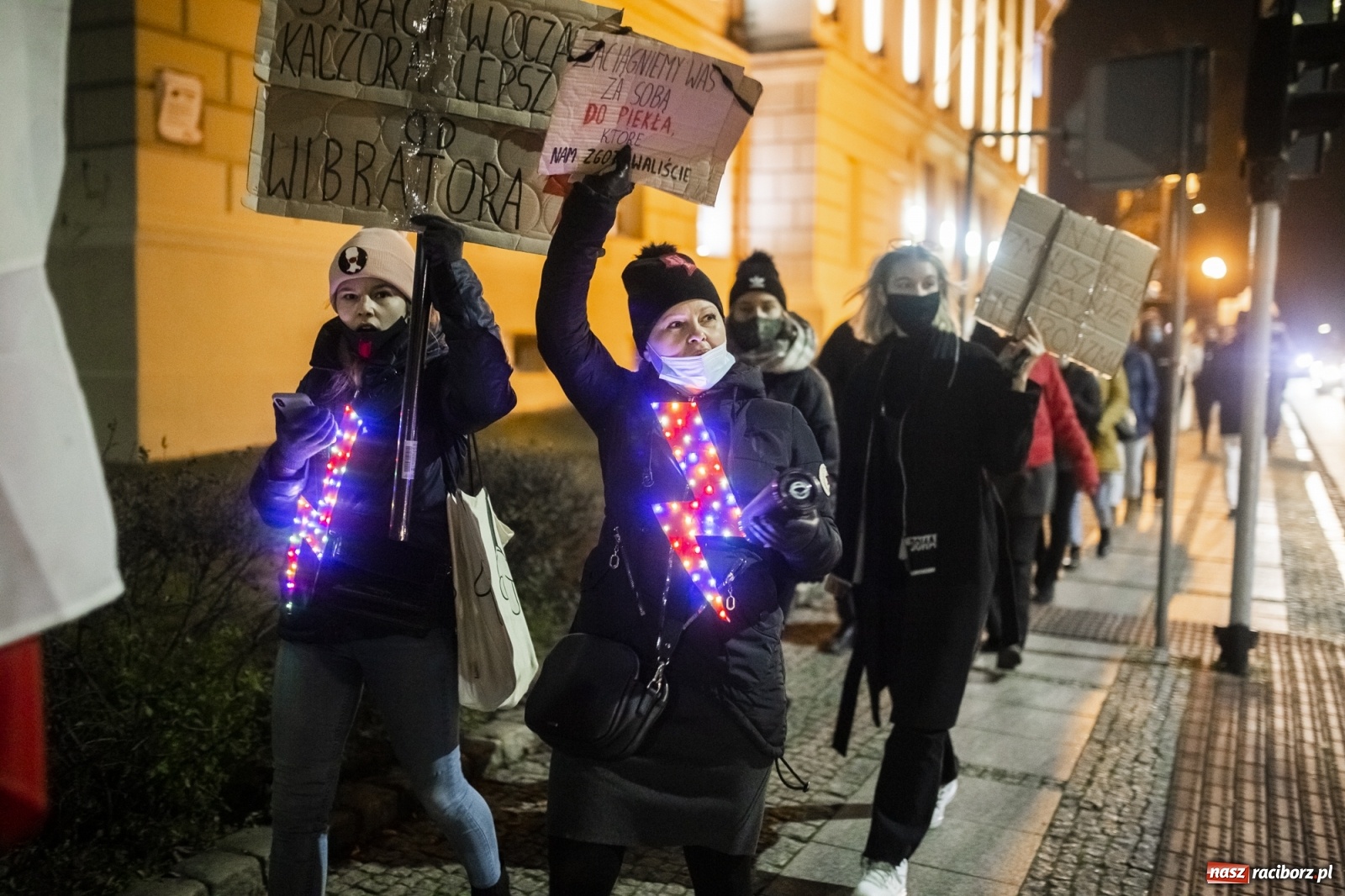 Zdjęcie w galerii na portalu naszraciborz.pl: Protest w Raciborzu. Uczestnicy spacerowali wokół skrzyżowania przy sądzie [FOTO i WIDEO] wiadomości z regionu