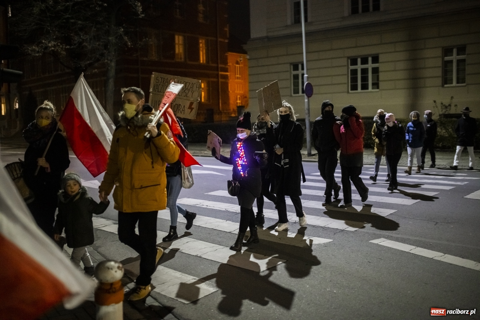 Zdjęcie w galerii na portalu naszraciborz.pl: Protest w Raciborzu. Uczestnicy spacerowali wokół skrzyżowania przy sądzie [FOTO i WIDEO] wiadomości z regionu