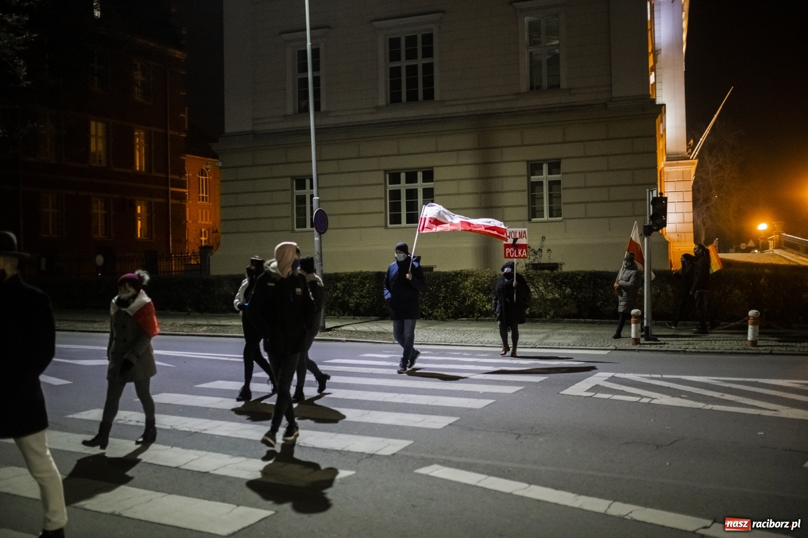 Zdjęcie w galerii na portalu naszraciborz.pl: Protest w Raciborzu. Uczestnicy spacerowali wokół skrzyżowania przy sądzie [FOTO i WIDEO] wiadomości z regionu