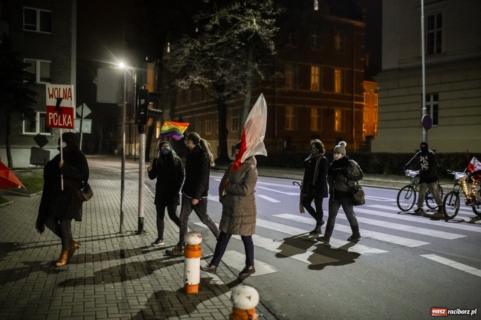 Zdjęcie w galerii na portalu naszraciborz.pl: Protest w Raciborzu. Uczestnicy spacerowali wokół skrzyżowania przy sądzie [FOTO i WIDEO] wiadomości z regionu
