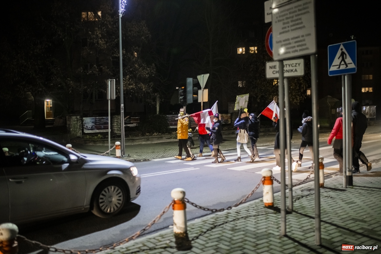 Zdjęcie w galerii na portalu naszraciborz.pl: Protest w Raciborzu. Uczestnicy spacerowali wokół skrzyżowania przy sądzie [FOTO i WIDEO] wiadomości z regionu