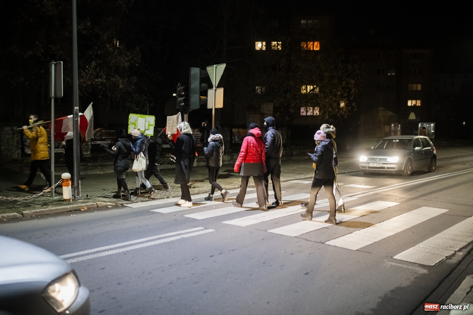 Zdjęcie w galerii na portalu naszraciborz.pl: Protest w Raciborzu. Uczestnicy spacerowali wokół skrzyżowania przy sądzie [FOTO i WIDEO] wiadomości z regionu