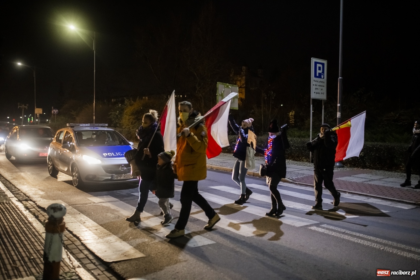 Zdjęcie w galerii na portalu naszraciborz.pl: Protest w Raciborzu. Uczestnicy spacerowali wokół skrzyżowania przy sądzie [FOTO i WIDEO] wiadomości z regionu