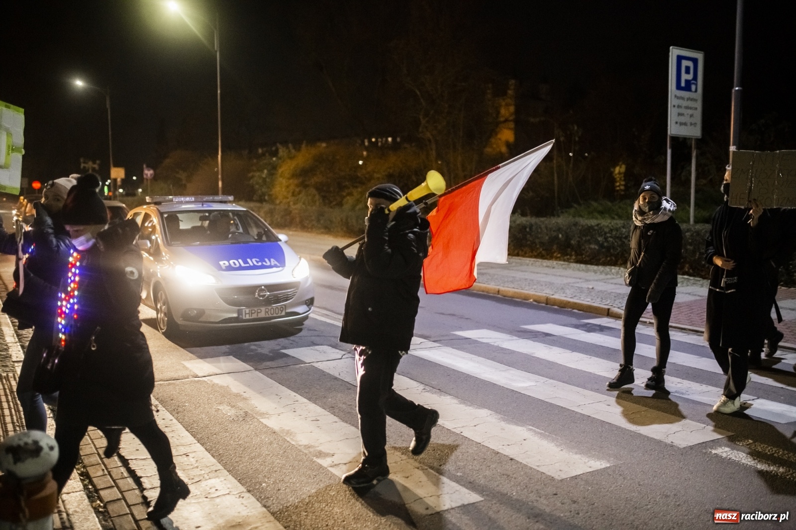 Zdjęcie w galerii na portalu naszraciborz.pl: Protest w Raciborzu. Uczestnicy spacerowali wokół skrzyżowania przy sądzie [FOTO i WIDEO] wiadomości z regionu
